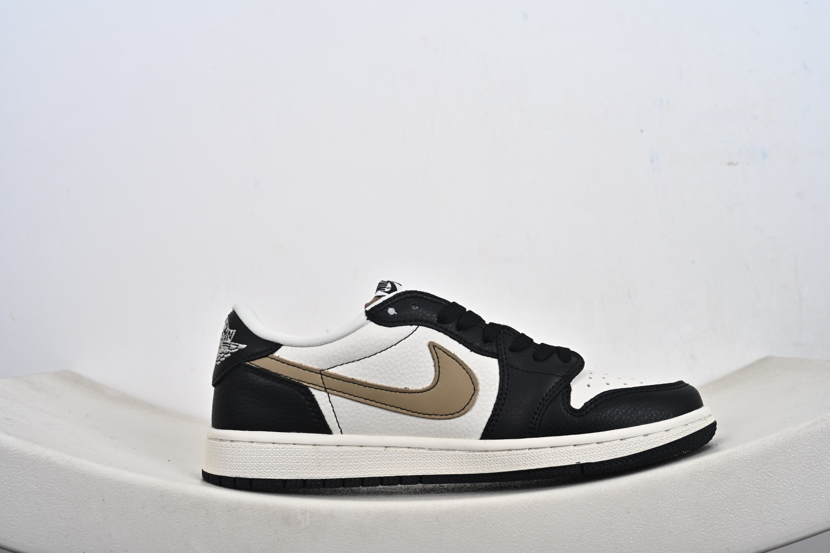 260 定制版 Travis Scott x Jordan 1 Low “迪奥联名——米黑卡其棕” 高端定制 乔丹倒勾低帮休闲板鞋 DD7866-100