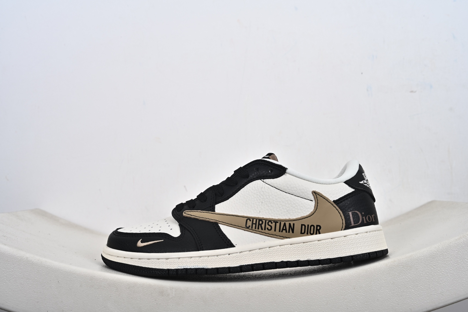 260 定制版 Travis Scott x Jordan 1 Low “迪奥联名——米黑卡其棕” 高端定制 乔丹倒勾低帮休闲板鞋 DD7866-100