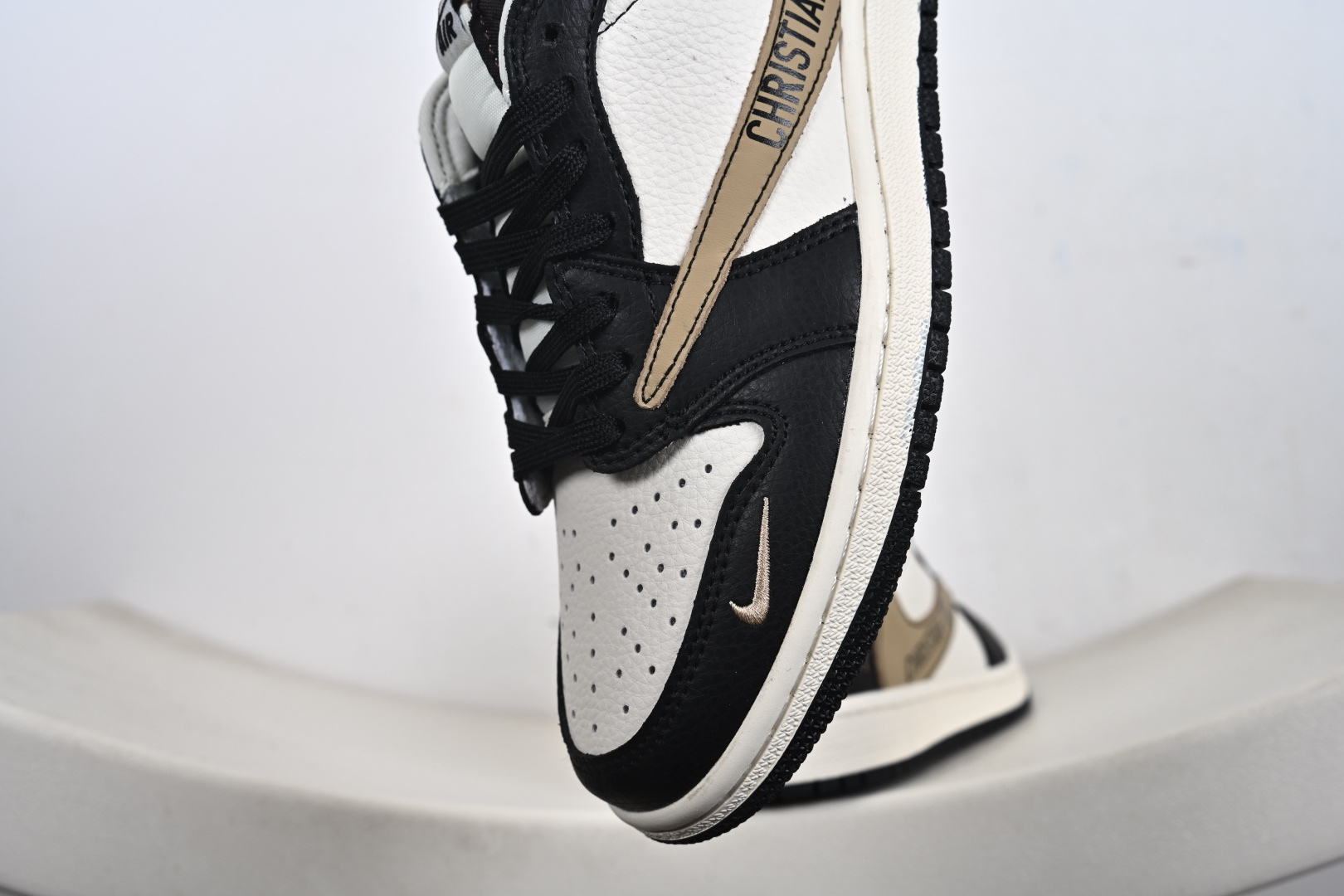 260 定制版 Travis Scott x Jordan 1 Low “迪奥联名——米黑卡其棕” 高端定制 乔丹倒勾低帮休闲板鞋 DD7866-100