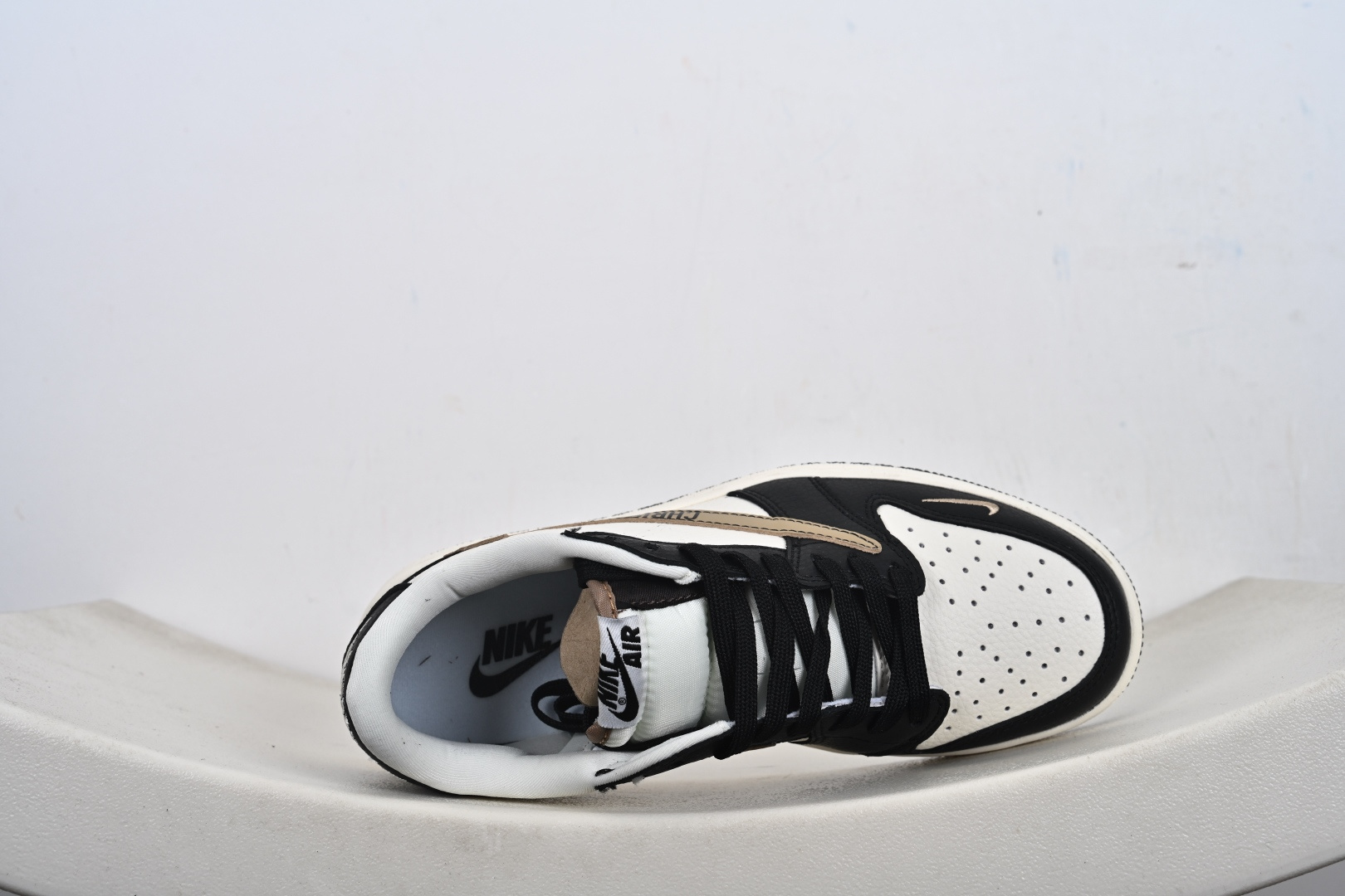 260 定制版 Travis Scott x Jordan 1 Low “迪奥联名——米黑卡其棕” 高端定制 乔丹倒勾低帮休闲板鞋 DD7866-100