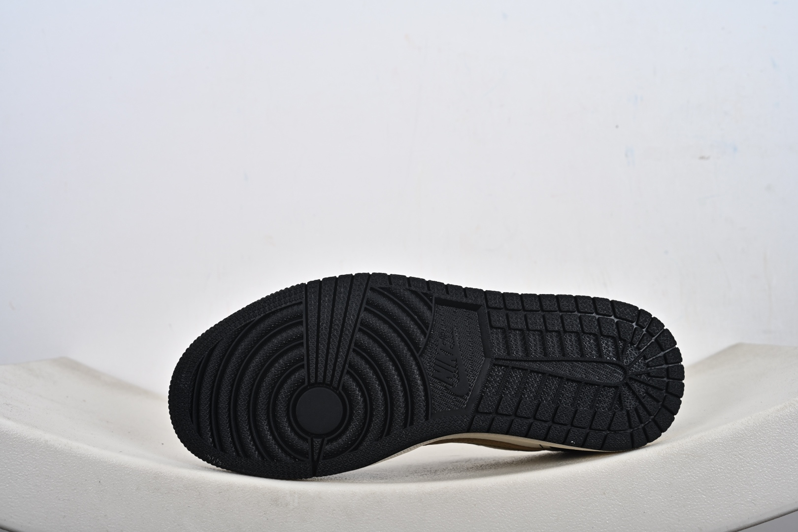 260 定制版 Travis Scott x Jordan 1 Low “迪奥联名——米黑卡其棕” 高端定制 乔丹倒勾低帮休闲板鞋 DD7866-100