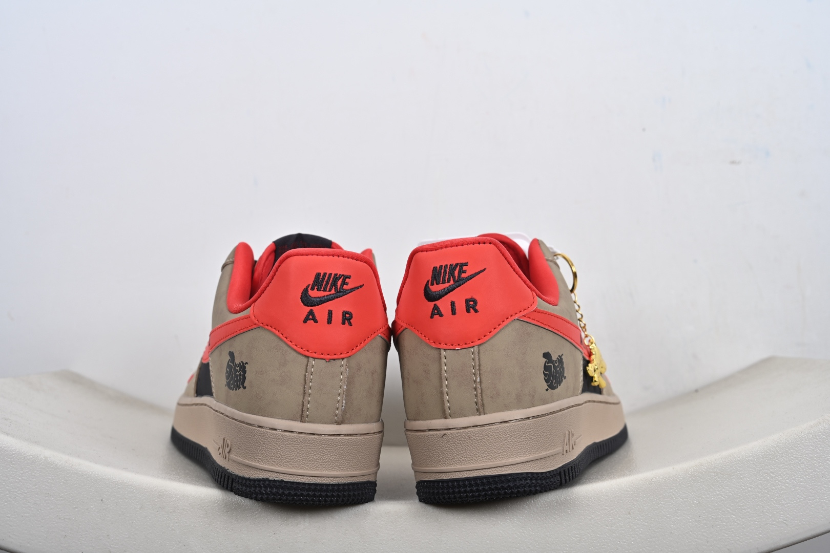 定制版 马年限定限量发售马上发财马上有钱 高端定制 Nike Air Force 1 '07 Low “马年限定联名------ 摩卡棕红” 高端定制 低帮休闲板鞋 KD1688-002