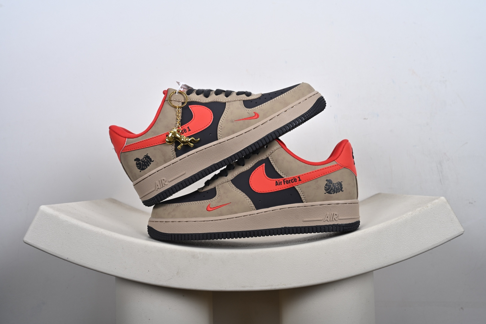 定制版 马年限定限量发售马上发财马上有钱 高端定制 Nike Air Force 1 ’07 Low “马年限定联名—— 摩卡棕红” 高端定制 低帮休闲板鞋 KD1688-002