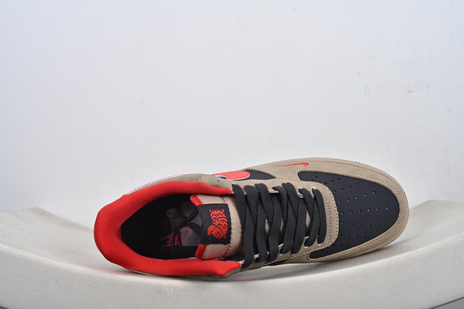 定制版 马年限定限量发售马上发财马上有钱 高端定制 Nike Air Force 1 '07 Low “马年限定联名------ 摩卡棕红” 高端定制 低帮休闲板鞋 KD1688-002