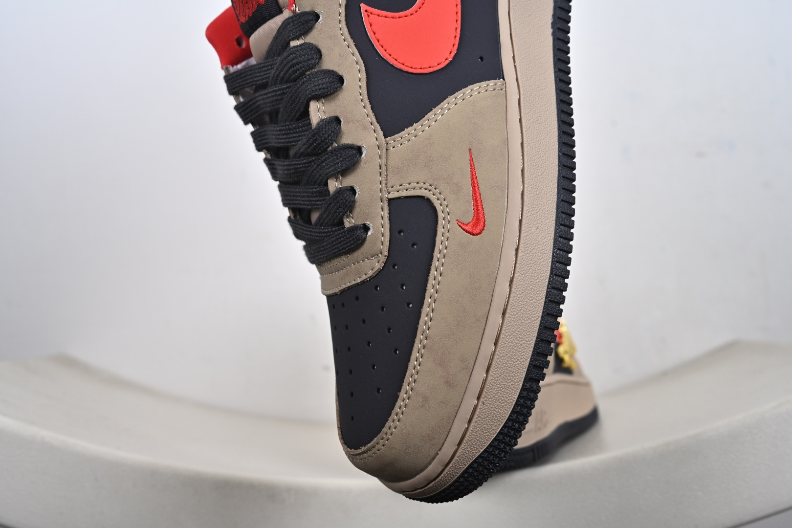 定制版 马年限定限量发售马上发财马上有钱 高端定制 Nike Air Force 1 '07 Low “马年限定联名------ 摩卡棕红” 高端定制 低帮休闲板鞋 KD1688-002