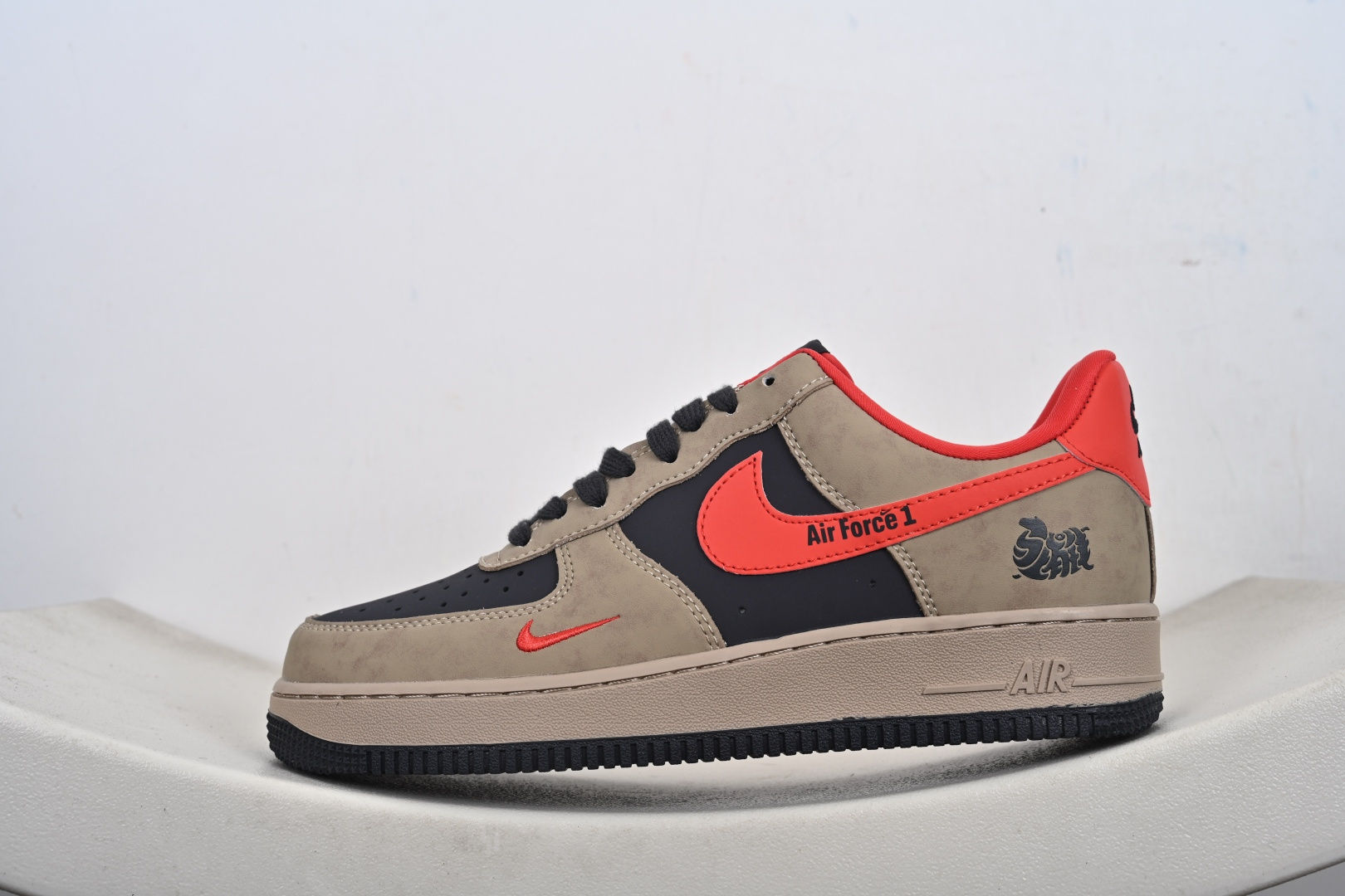 定制版 马年限定限量发售马上发财马上有钱 高端定制 Nike Air Force 1 '07 Low “马年限定联名------ 摩卡棕红” 高端定制 低帮休闲板鞋 KD1688-002