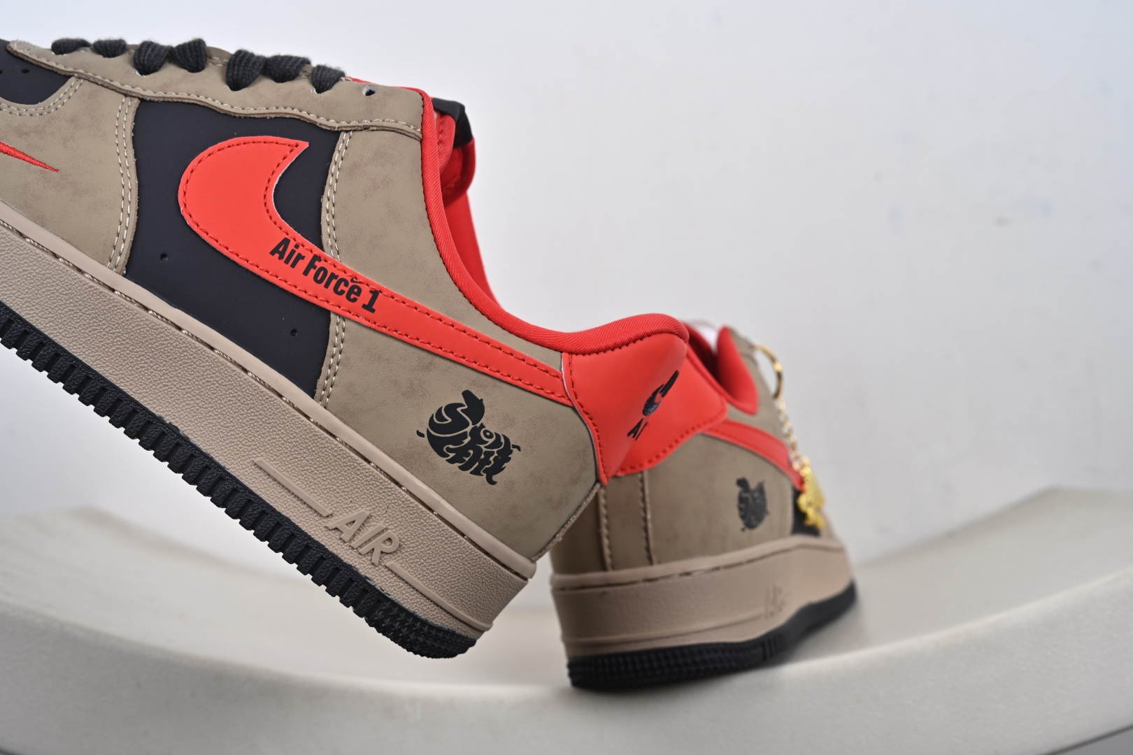 定制版 马年限定限量发售马上发财马上有钱 高端定制 Nike Air Force 1 '07 Low “马年限定联名------ 摩卡棕红” 高端定制 低帮休闲板鞋 KD1688-002