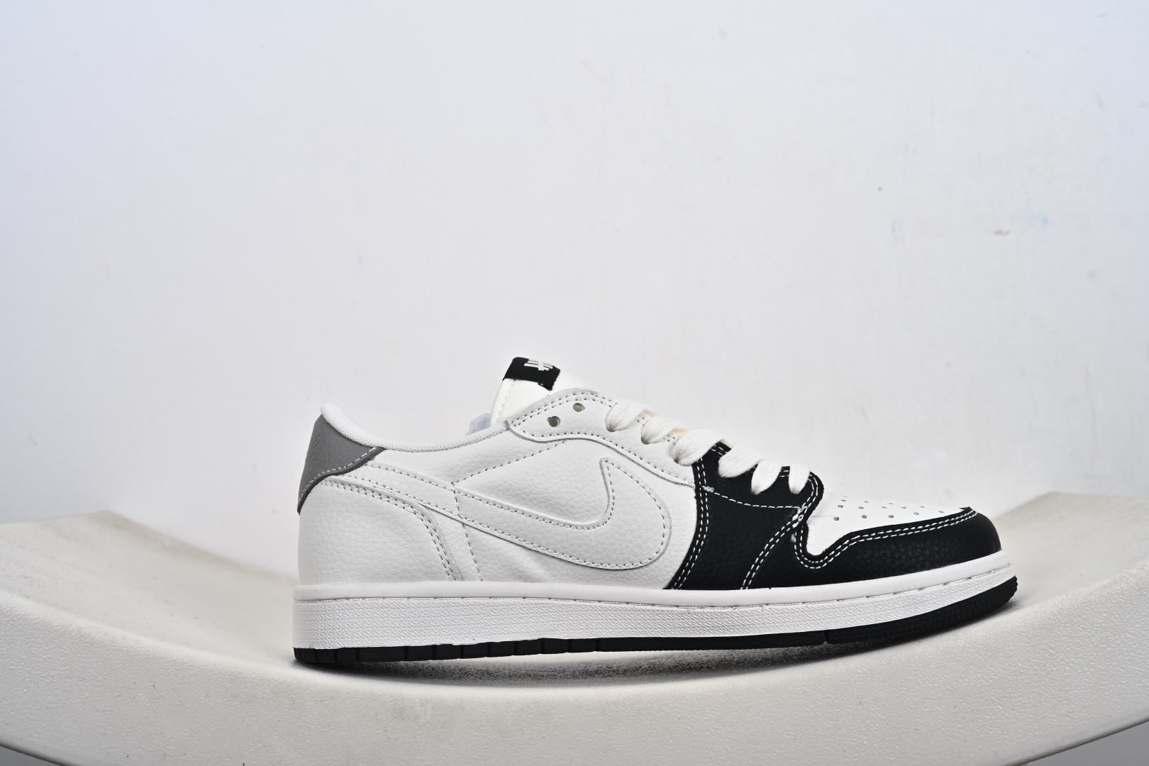 Nike Jordan Air Jordan倒勾 “ UN联名——米黑灰拼接” 高端定制 低帮 复古 减震 防滑 耐磨 篮球鞋 JW1188-169 Nike Jordan Air Jordan倒勾 “ UN联名——米黑灰拼接” 高端定制 低帮 复古 减震 防滑 耐磨 篮球鞋 JW1188-169