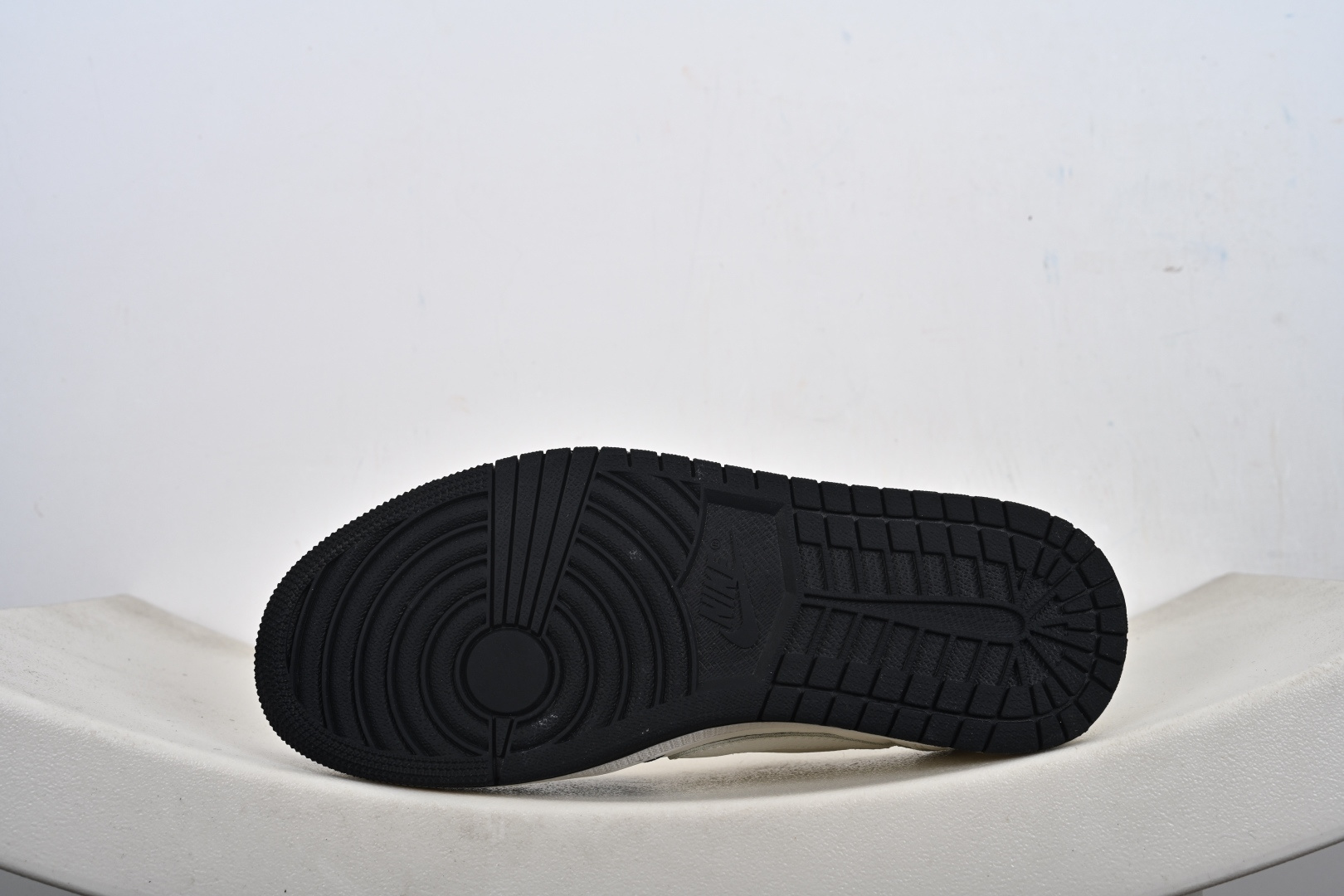 Nike Jordan Air Jordan倒勾 “ UN联名——米黑灰拼接” 高端定制 低帮 复古 减震 防滑 耐磨 篮球鞋 JW1188-169 Nike Jordan Air Jordan倒勾 “ UN联名——米黑灰拼接” 高端定制 低帮 复古 减震 防滑 耐磨 篮球鞋 JW1188-169
