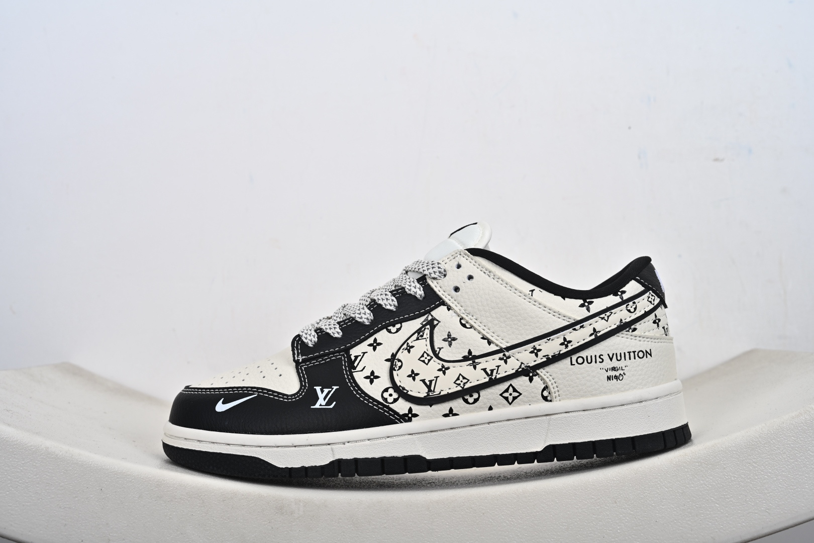 Nike SB Dunk Low 联名款 周年高端定制 低帮休闲板鞋 MN1688-101 Nike SB Dunk Low 联名款 周年高端定制 低帮休闲板鞋 MN1688-101