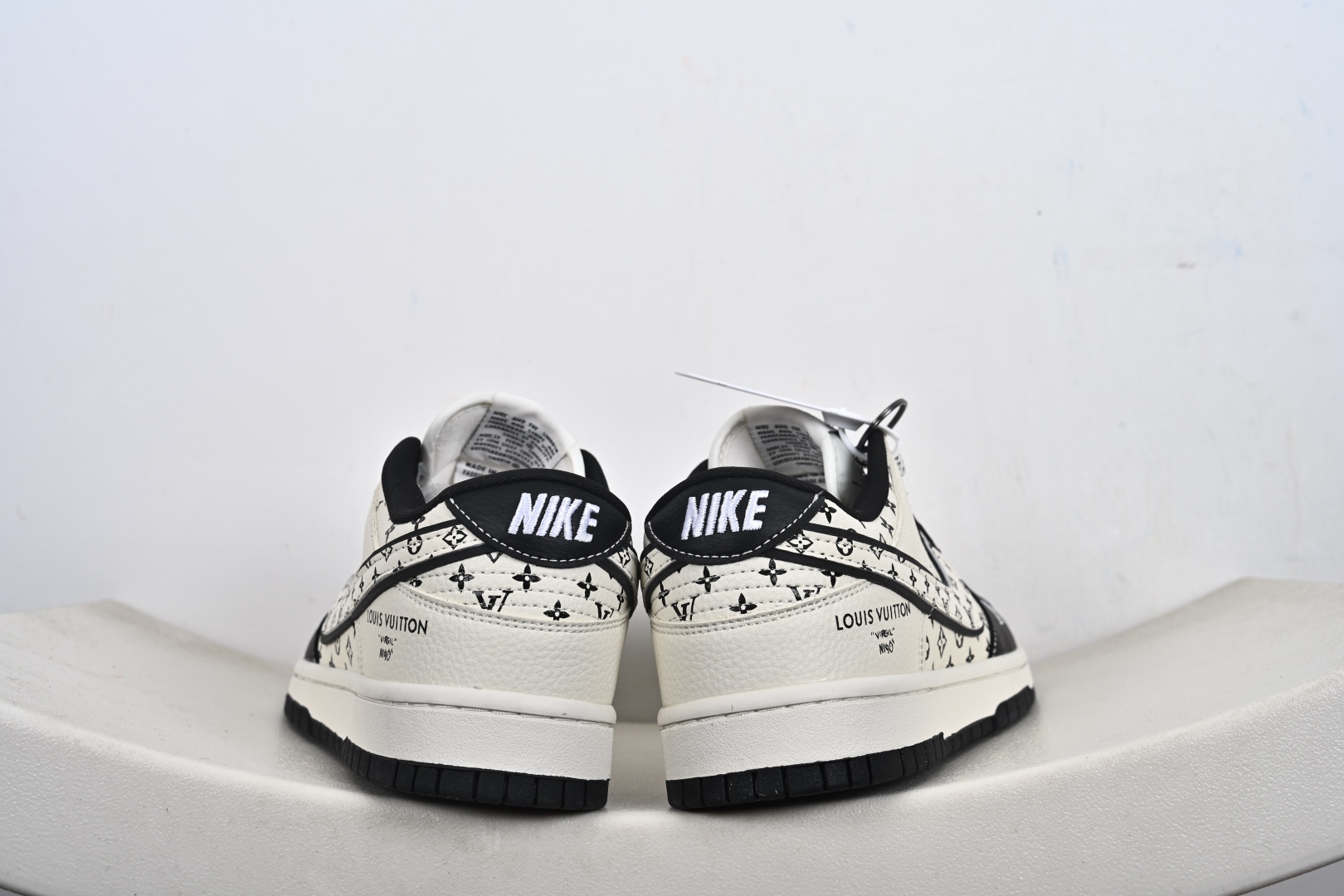 Nike SB Dunk Low 联名款 周年高端定制 低帮休闲板鞋 MN1688-101 Nike SB Dunk Low 联名款 周年高端定制 低帮休闲板鞋 MN1688-101