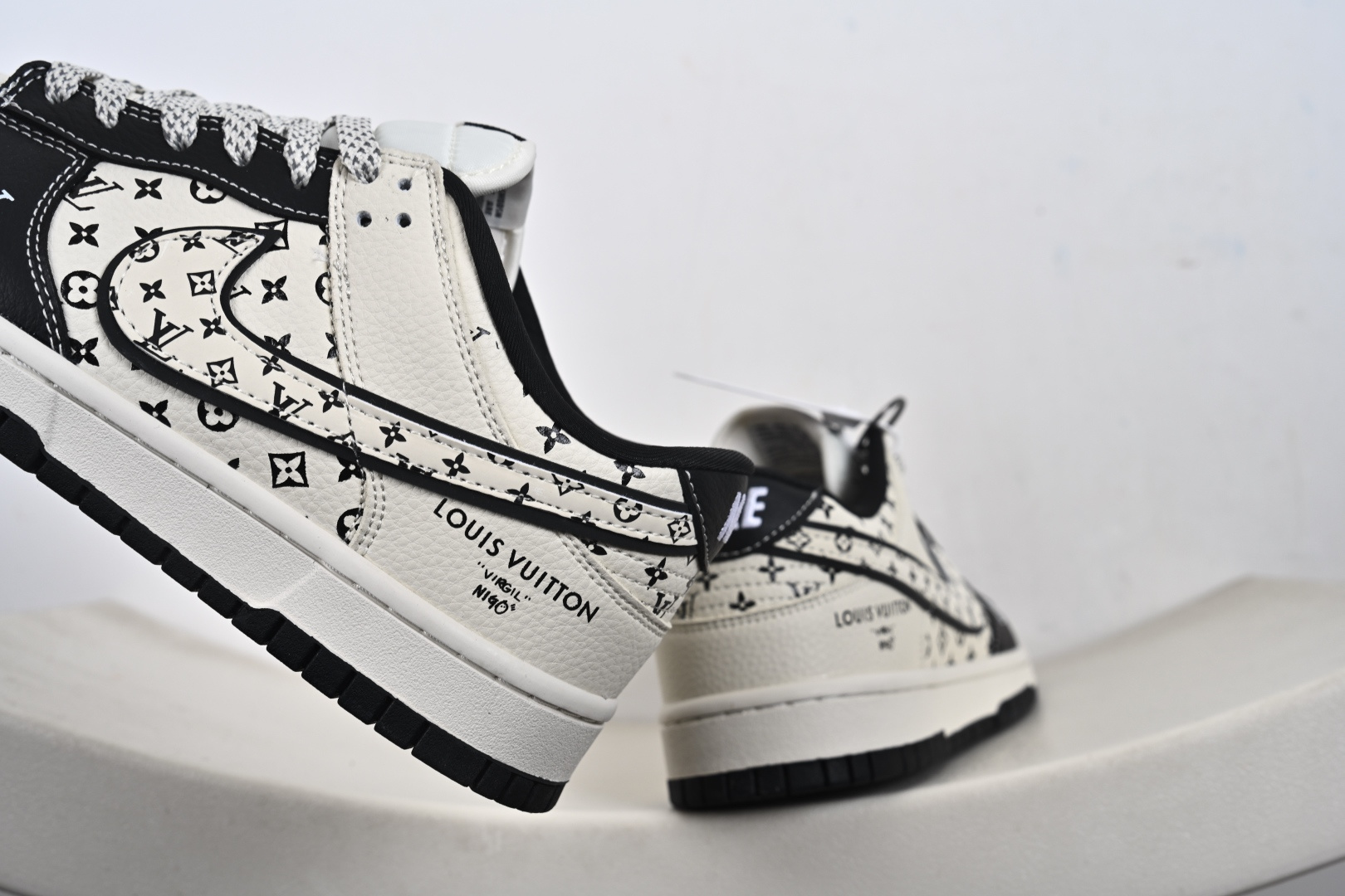 Nike SB Dunk Low 联名款 周年高端定制 低帮休闲板鞋 MN1688-101 Nike SB Dunk Low 联名款 周年高端定制 低帮休闲板鞋 MN1688-101