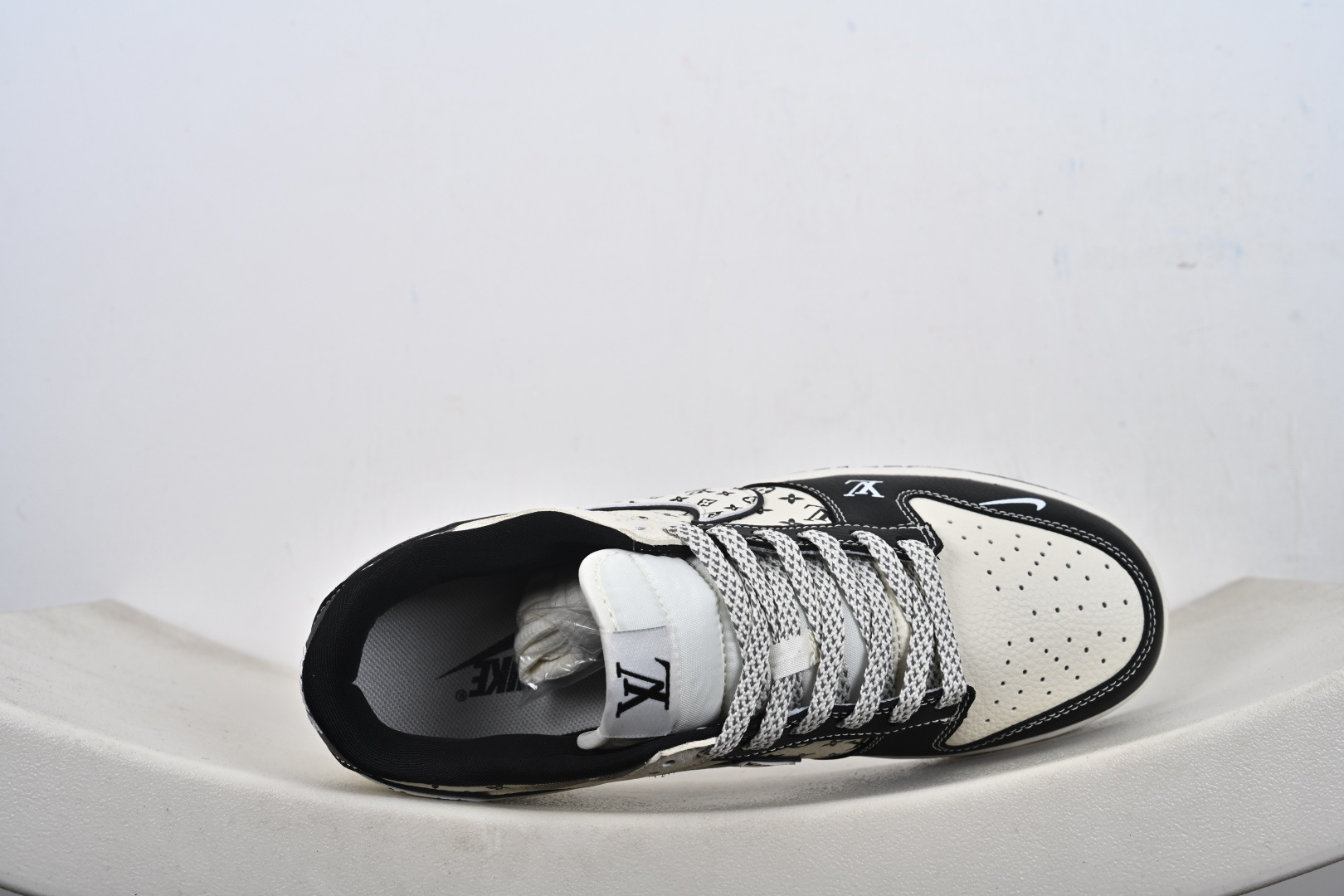 Nike SB Dunk Low 联名款 周年高端定制 低帮休闲板鞋 MN1688-101 Nike SB Dunk Low 联名款 周年高端定制 低帮休闲板鞋 MN1688-101