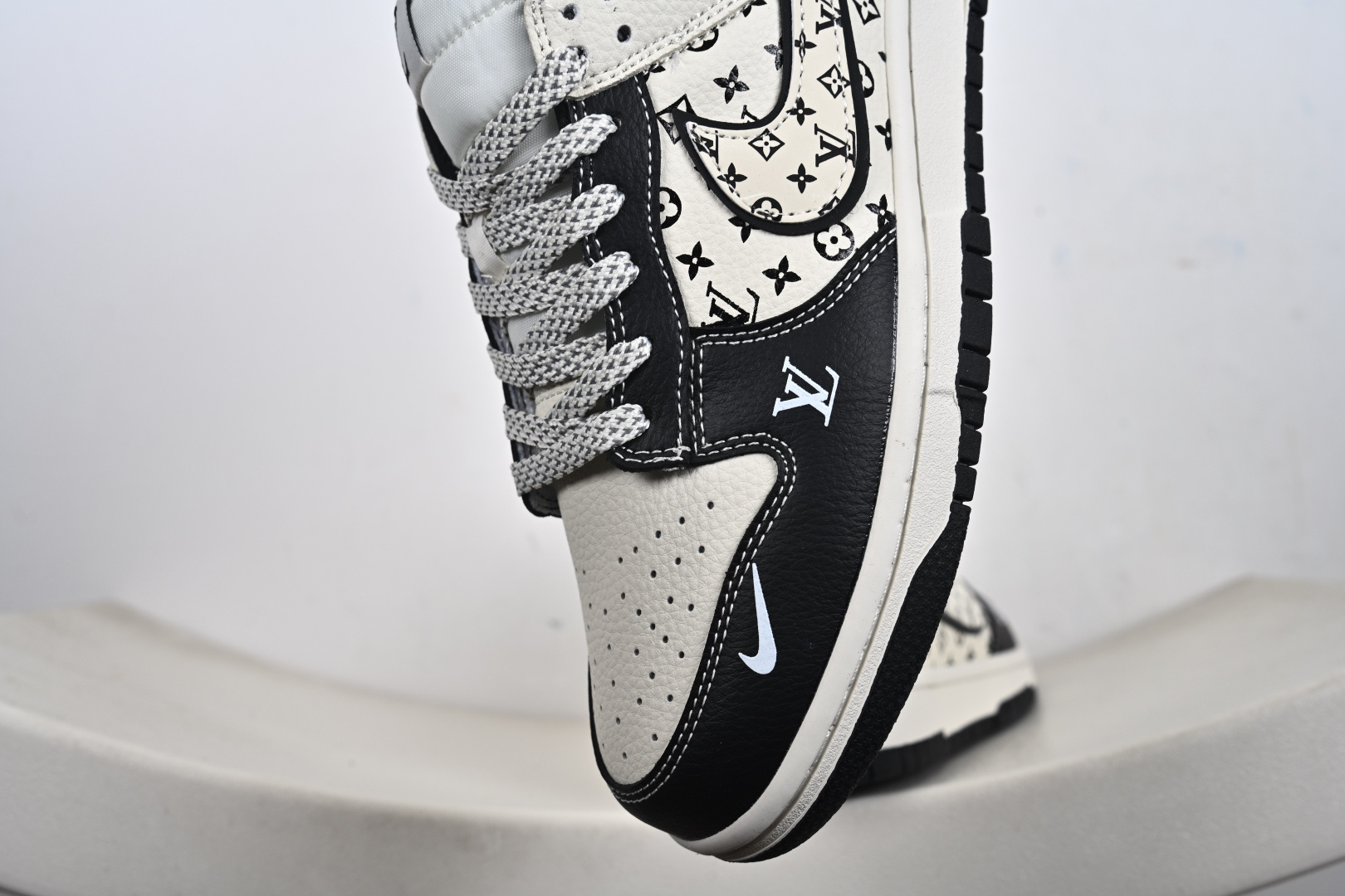 Nike SB Dunk Low 联名款 周年高端定制 低帮休闲板鞋 MN1688-101 Nike SB Dunk Low 联名款 周年高端定制 低帮休闲板鞋 MN1688-101