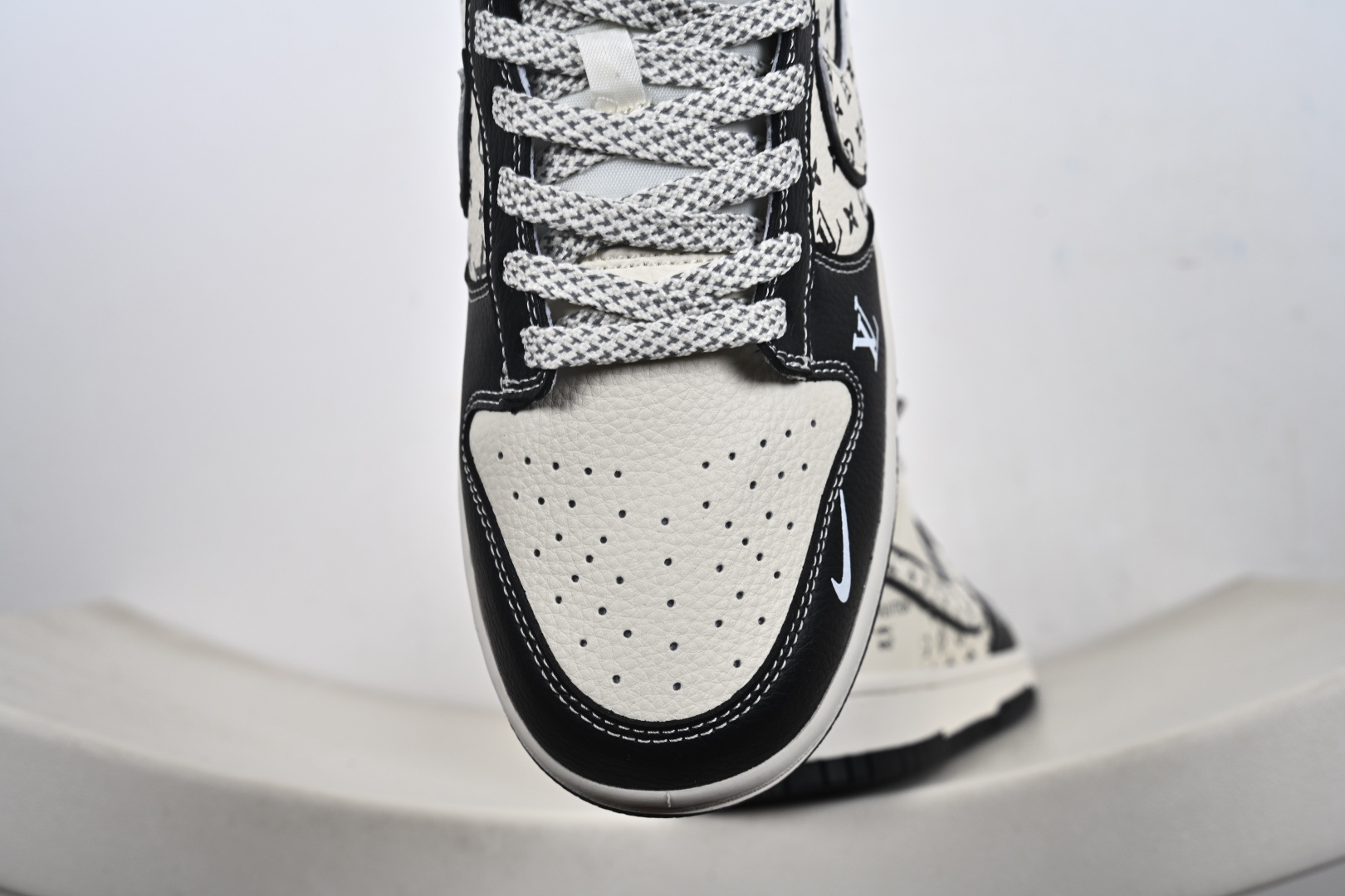 Nike SB Dunk Low 联名款 周年高端定制 低帮休闲板鞋 MN1688-101 Nike SB Dunk Low 联名款 周年高端定制 低帮休闲板鞋 MN1688-101