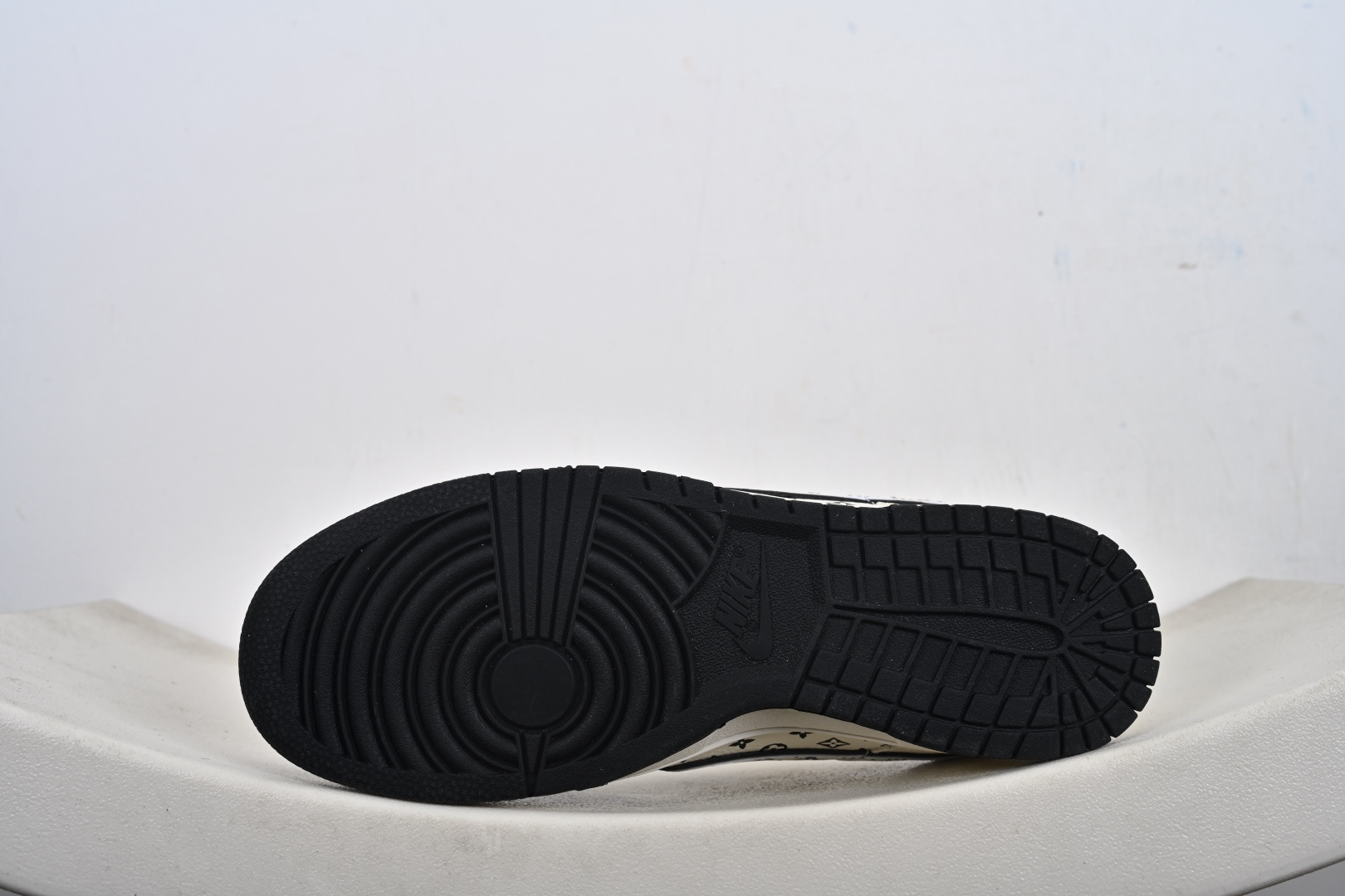 Nike SB Dunk Low 联名款 周年高端定制 低帮休闲板鞋 MN1688-101 Nike SB Dunk Low 联名款 周年高端定制 低帮休闲板鞋 MN1688-101