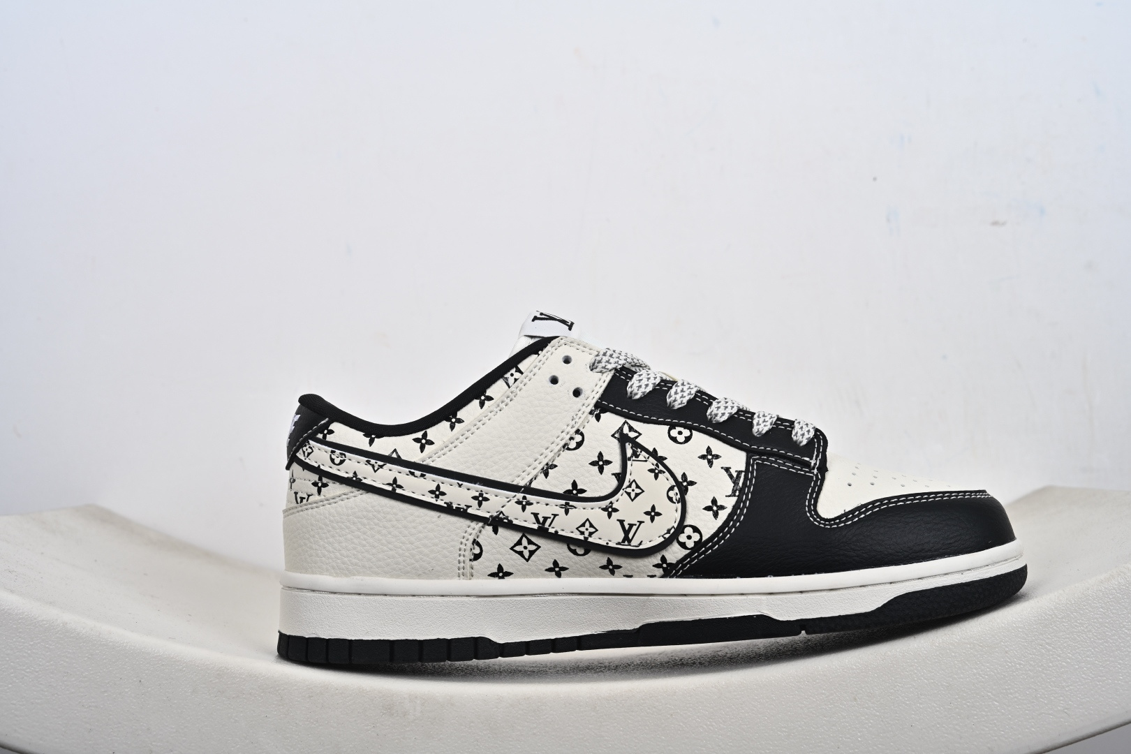 Nike SB Dunk Low 联名款 周年高端定制 低帮休闲板鞋 MN1688-101 Nike SB Dunk Low 联名款 周年高端定制 低帮休闲板鞋 MN1688-101