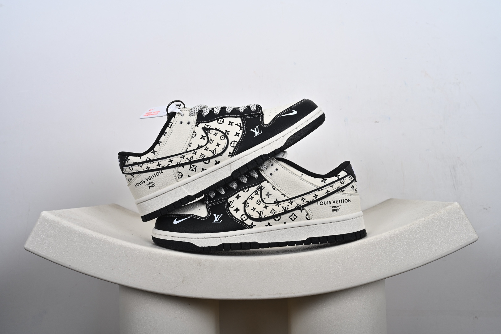Nike SB Dunk Low 联名款 周年高端定制 低帮休闲板鞋 MN1688-101 Nike SB Dunk Low 联名款 周年高端定制 低帮休闲板鞋 MN1688-101