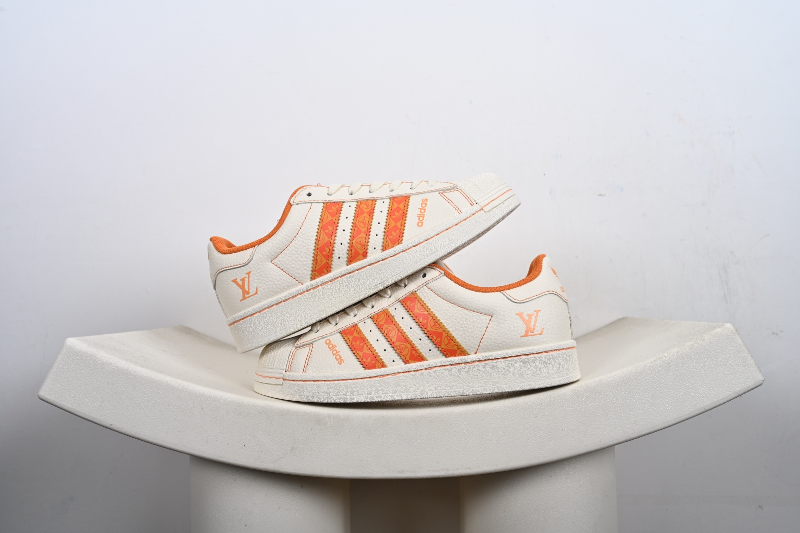 福利特价💰130支持放店‼️‼️‼️
AD Originals Superstar x Louis Vuitton 采用全新头层拼接皮革材质后跟采用特色3D立体印字 渠道正品订单 诠释市场最高工艺水平全鞋进口头层皮料打造区别市面普通真标版本，进出专柜无压力 
货号：AD8009
Size：36-45-F2-E0