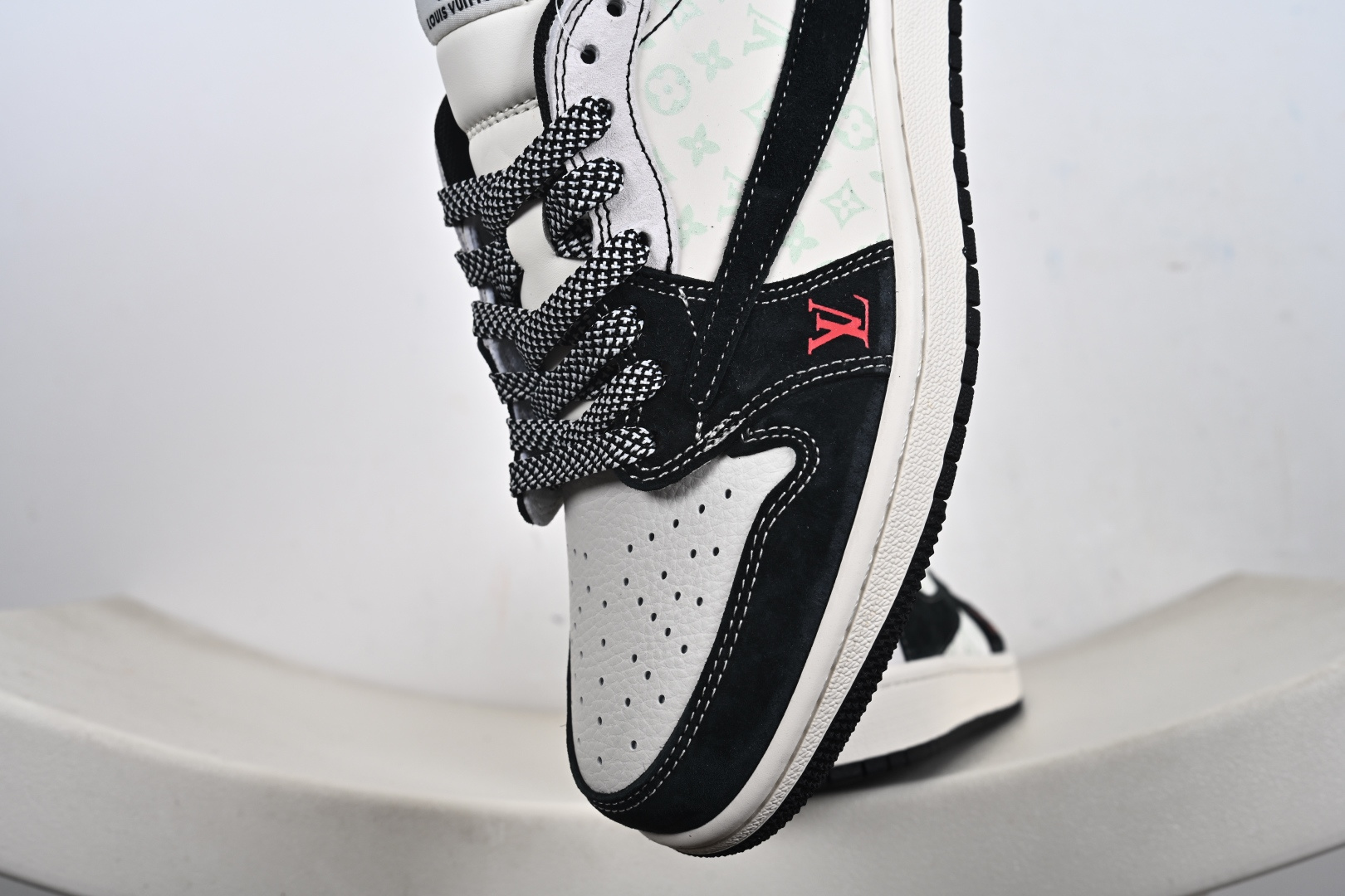 奢潮王炸联名 AJ1 Low x LV 重塑街头奢华新高度 当Air Jordan 1 Low的传奇篮球基因邂逅Louis Vuitton的高奢匠心 CX5050-Y38