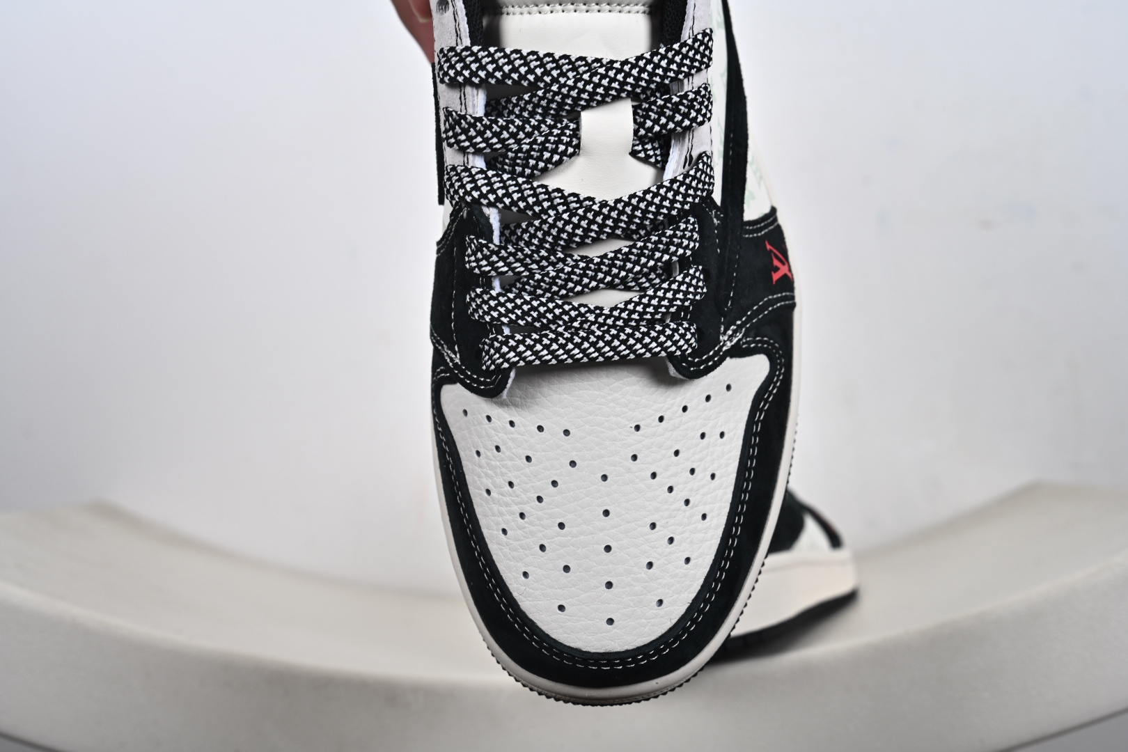 奢潮王炸联名 AJ1 Low x LV 重塑街头奢华新高度 当Air Jordan 1 Low的传奇篮球基因邂逅Louis Vuitton的高奢匠心 CX5050-Y38