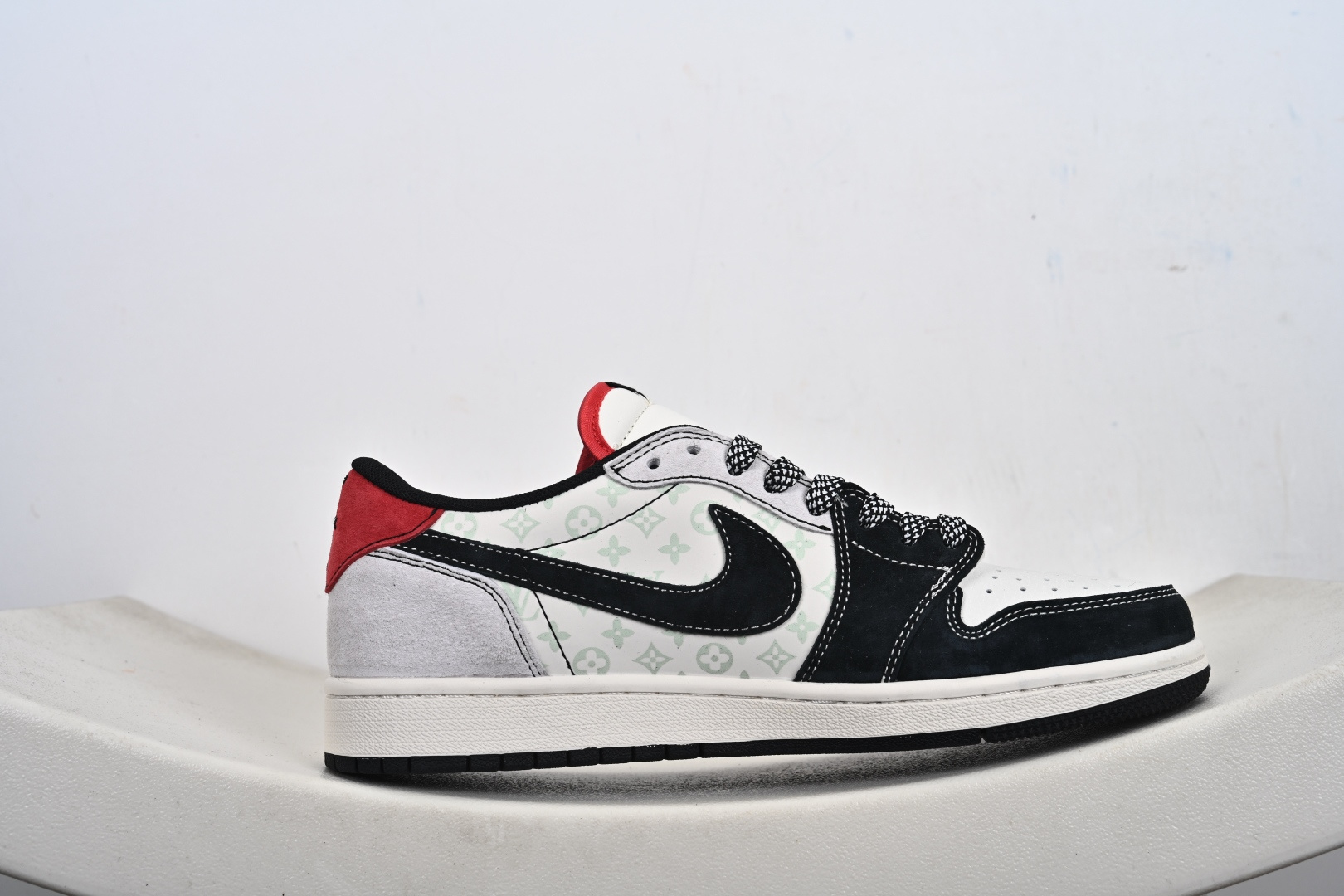 奢潮王炸联名 AJ1 Low x LV 重塑街头奢华新高度 当Air Jordan 1 Low的传奇篮球基因邂逅Louis Vuitton的高奢匠心 CX5050-Y38