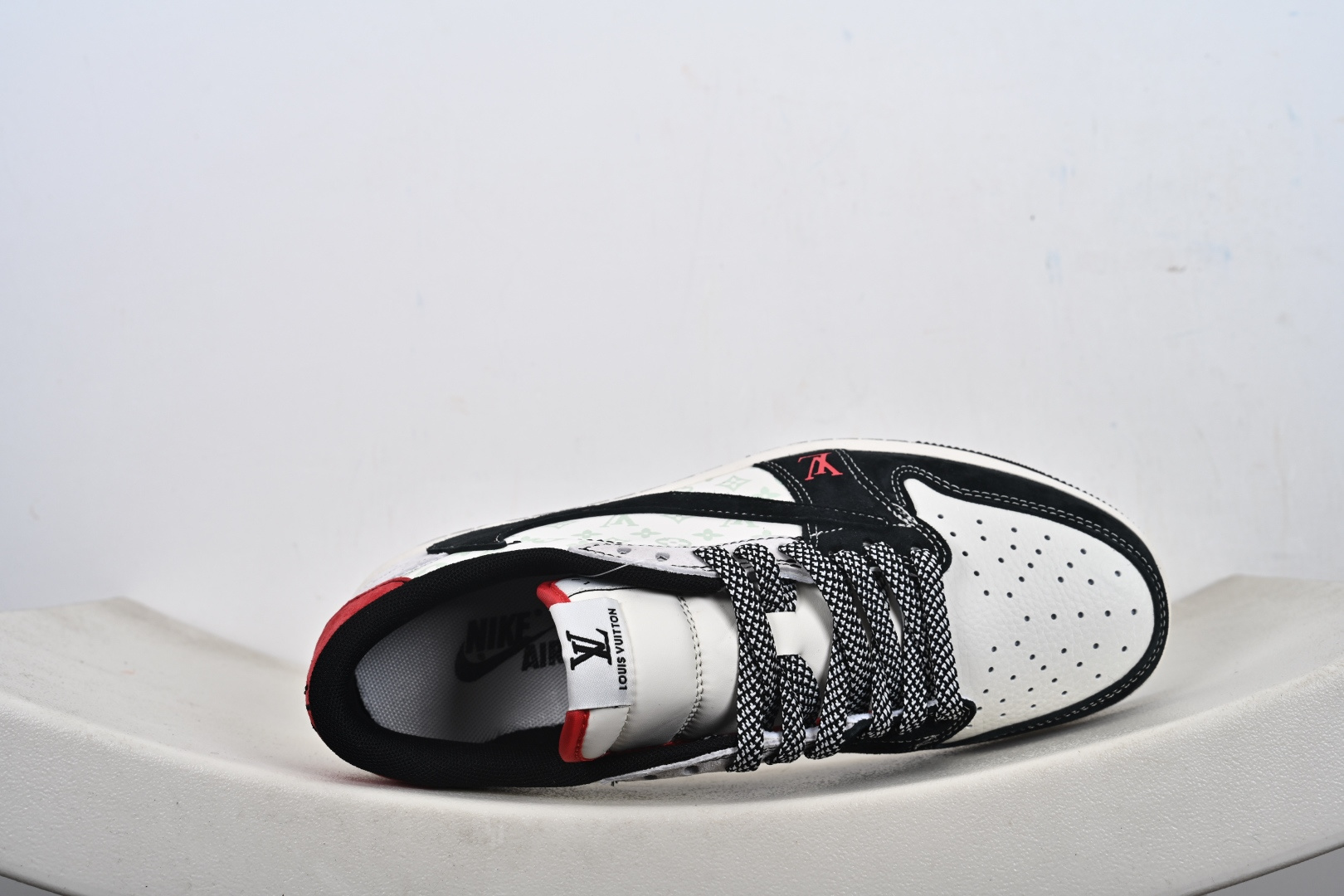 本地💰250支持放店
奢潮王炸联名！AJ1 Low x LV 重塑街头奢华新高度
 当Air Jordan 1 Low的传奇篮球基因邂逅Louis Vuitton的高奢匠心，这双CX5050-Y38联名款直接将街头潮流与顶奢美学的融合推至新巅峰！鞋身采用黑灰撞色的磨砂皮拼接设计，鞋侧大面积铺陈LV经典的浅绿老花暗纹，低调中暗藏奢牌身份；黑色Swoosh搭配鞋头的红色LV字母标识，红黑撞色瞬间点燃视觉张力，鞋后跟的红色皮质点缀与LV手写体字样，把联名细节拉满。黑白编织鞋带搭配做旧感的米白中底，既保留了AJ1 Low的复古街头质感，又凭借LV的精工设计赋予鞋款典藏级的奢华格调，CX5050-Y38专属货号更是成为潮流收藏圈的身份烙印。作为AJ与LV的重磅跨界之作，这双鞋不仅是脚踩的潮流单品，更是奢潮融合的艺术藏品。无论是日常炸街打造高奢街头造型，还是纳入鞋柜作为收藏硬通货，这双AJ1 Low x LV联名款都能让你在潮流圈层脱颖而出，堪称「把奢华穿在脚下的终极答案」！
码数：36 36.5 37.5 38 38.5 39 40 40.5 41 42 42.5 43 44 44.5 45-G1-F1