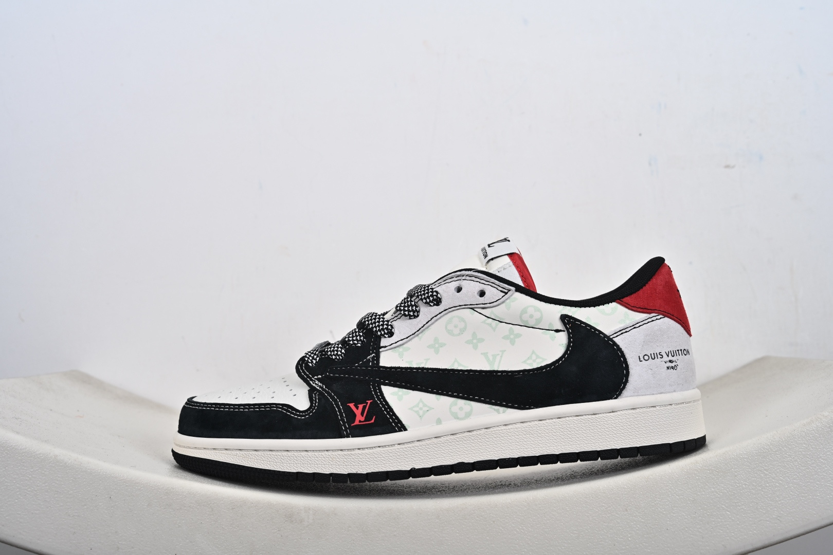 本地💰250支持放店
奢潮王炸联名！AJ1 Low x LV 重塑街头奢华新高度
 当Air Jordan 1 Low的传奇篮球基因邂逅Louis Vuitton的高奢匠心，这双CX5050-Y38联名款直接将街头潮流与顶奢美学的融合推至新巅峰！鞋身采用黑灰撞色的磨砂皮拼接设计，鞋侧大面积铺陈LV经典的浅绿老花暗纹，低调中暗藏奢牌身份；黑色Swoosh搭配鞋头的红色LV字母标识，红黑撞色瞬间点燃视觉张力，鞋后跟的红色皮质点缀与LV手写体字样，把联名细节拉满。黑白编织鞋带搭配做旧感的米白中底，既保留了AJ1 Low的复古街头质感，又凭借LV的精工设计赋予鞋款典藏级的奢华格调，CX5050-Y38专属货号更是成为潮流收藏圈的身份烙印。作为AJ与LV的重磅跨界之作，这双鞋不仅是脚踩的潮流单品，更是奢潮融合的艺术藏品。无论是日常炸街打造高奢街头造型，还是纳入鞋柜作为收藏硬通货，这双AJ1 Low x LV联名款都能让你在潮流圈层脱颖而出，堪称「把奢华穿在脚下的终极答案」！
码数：36 36.5 37.5 38 38.5 39 40 40.5 41 42 42.5 43 44 44.5 45-G1-F1