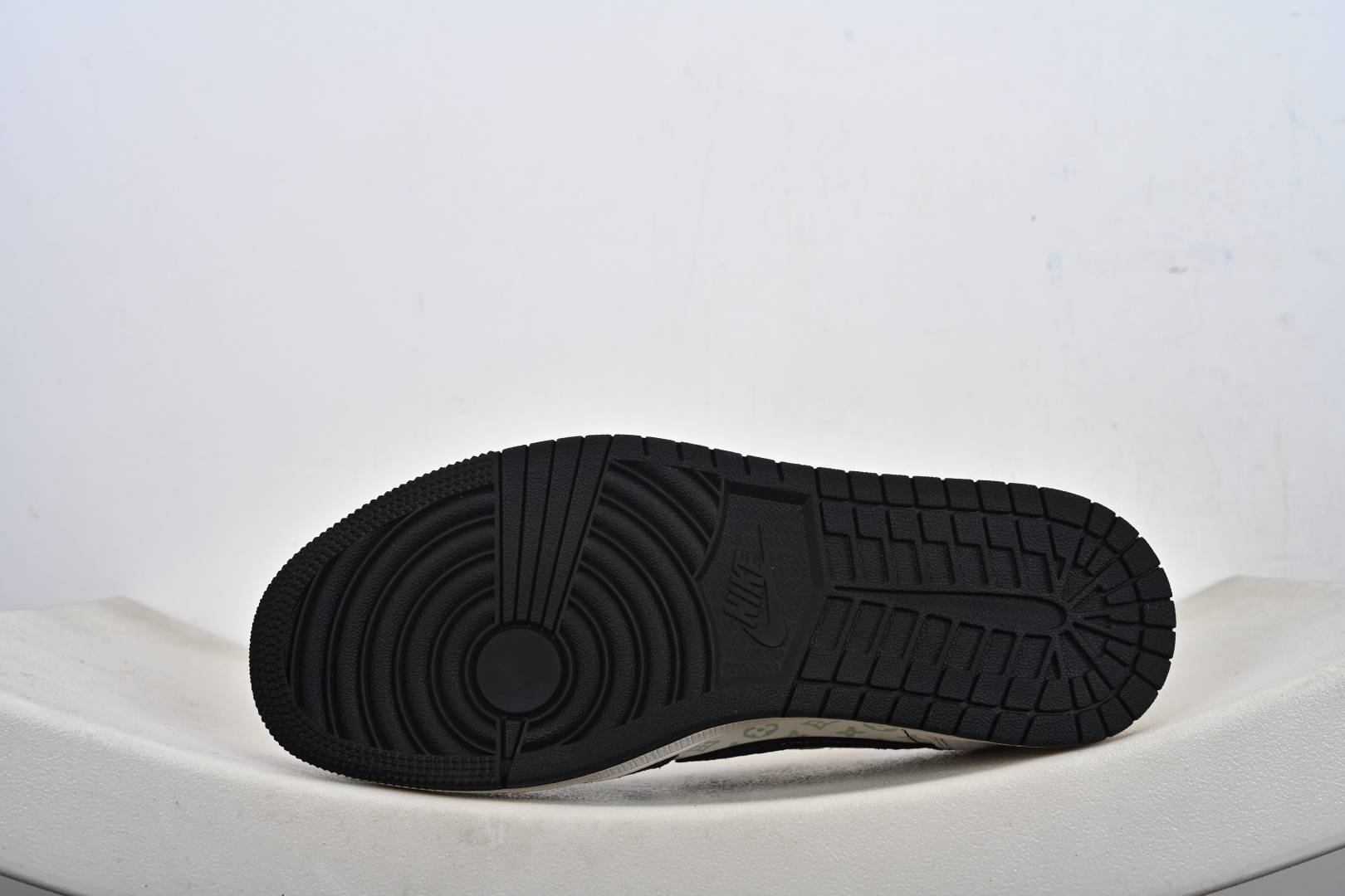 本地💰250支持放店
奢潮王炸联名！AJ1 Low x LV 重塑街头奢华新高度
 当Air Jordan 1 Low的传奇篮球基因邂逅Louis Vuitton的高奢匠心，这双CX5050-Y38联名款直接将街头潮流与顶奢美学的融合推至新巅峰！鞋身采用黑灰撞色的磨砂皮拼接设计，鞋侧大面积铺陈LV经典的浅绿老花暗纹，低调中暗藏奢牌身份；黑色Swoosh搭配鞋头的红色LV字母标识，红黑撞色瞬间点燃视觉张力，鞋后跟的红色皮质点缀与LV手写体字样，把联名细节拉满。黑白编织鞋带搭配做旧感的米白中底，既保留了AJ1 Low的复古街头质感，又凭借LV的精工设计赋予鞋款典藏级的奢华格调，CX5050-Y38专属货号更是成为潮流收藏圈的身份烙印。作为AJ与LV的重磅跨界之作，这双鞋不仅是脚踩的潮流单品，更是奢潮融合的艺术藏品。无论是日常炸街打造高奢街头造型，还是纳入鞋柜作为收藏硬通货，这双AJ1 Low x LV联名款都能让你在潮流圈层脱颖而出，堪称「把奢华穿在脚下的终极答案」！
码数：36 36.5 37.5 38 38.5 39 40 40.5 41 42 42.5 43 44 44.5 45-G1-F1