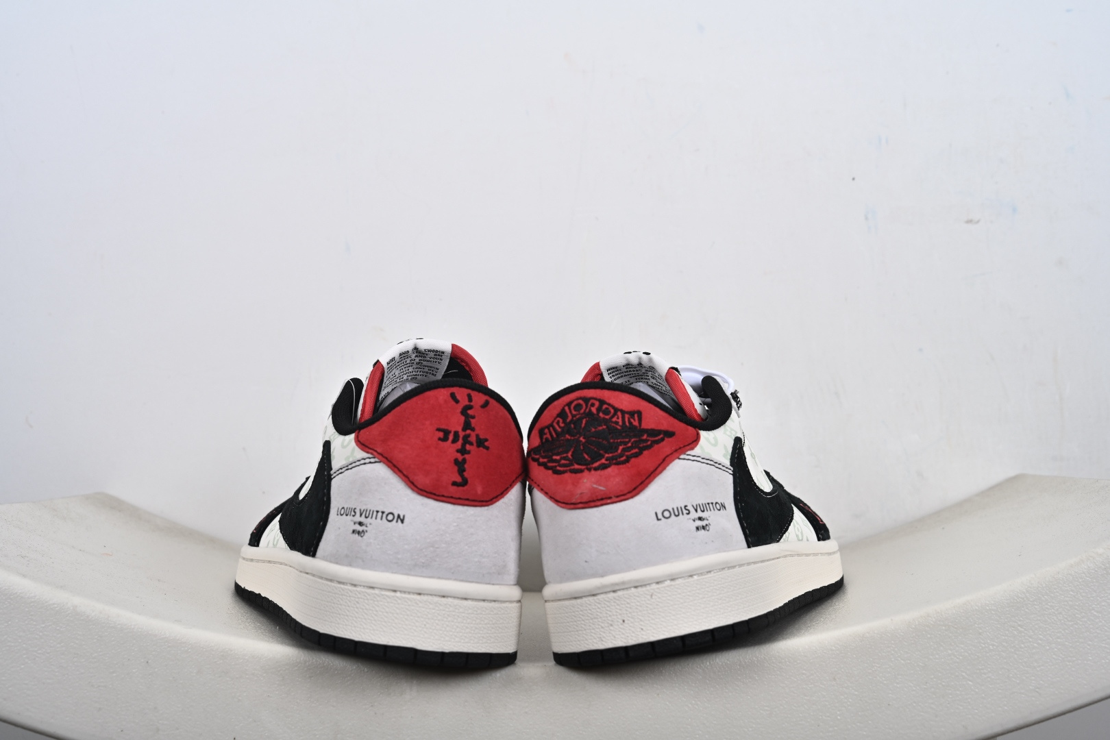 本地💰250支持放店
奢潮王炸联名！AJ1 Low x LV 重塑街头奢华新高度
 当Air Jordan 1 Low的传奇篮球基因邂逅Louis Vuitton的高奢匠心，这双CX5050-Y38联名款直接将街头潮流与顶奢美学的融合推至新巅峰！鞋身采用黑灰撞色的磨砂皮拼接设计，鞋侧大面积铺陈LV经典的浅绿老花暗纹，低调中暗藏奢牌身份；黑色Swoosh搭配鞋头的红色LV字母标识，红黑撞色瞬间点燃视觉张力，鞋后跟的红色皮质点缀与LV手写体字样，把联名细节拉满。黑白编织鞋带搭配做旧感的米白中底，既保留了AJ1 Low的复古街头质感，又凭借LV的精工设计赋予鞋款典藏级的奢华格调，CX5050-Y38专属货号更是成为潮流收藏圈的身份烙印。作为AJ与LV的重磅跨界之作，这双鞋不仅是脚踩的潮流单品，更是奢潮融合的艺术藏品。无论是日常炸街打造高奢街头造型，还是纳入鞋柜作为收藏硬通货，这双AJ1 Low x LV联名款都能让你在潮流圈层脱颖而出，堪称「把奢华穿在脚下的终极答案」！
码数：36 36.5 37.5 38 38.5 39 40 40.5 41 42 42.5 43 44 44.5 45-G1-F1