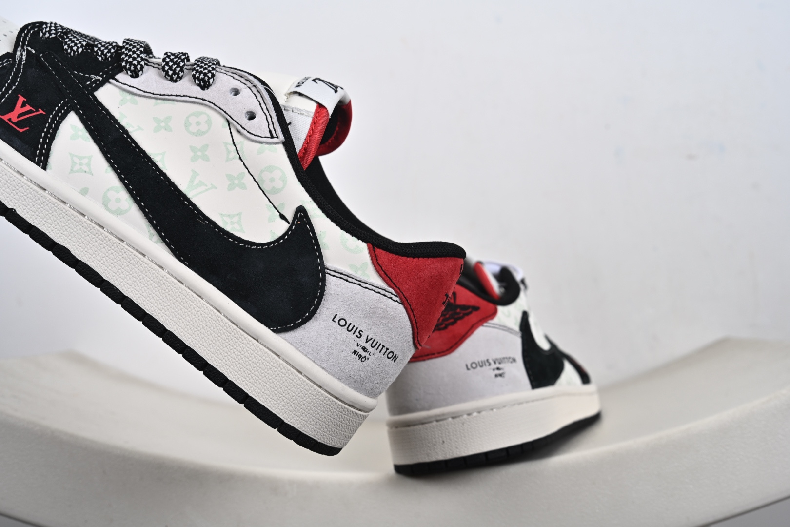奢潮王炸联名 AJ1 Low x LV 重塑街头奢华新高度 当Air Jordan 1 Low的传奇篮球基因邂逅Louis Vuitton的高奢匠心 CX5050-Y38