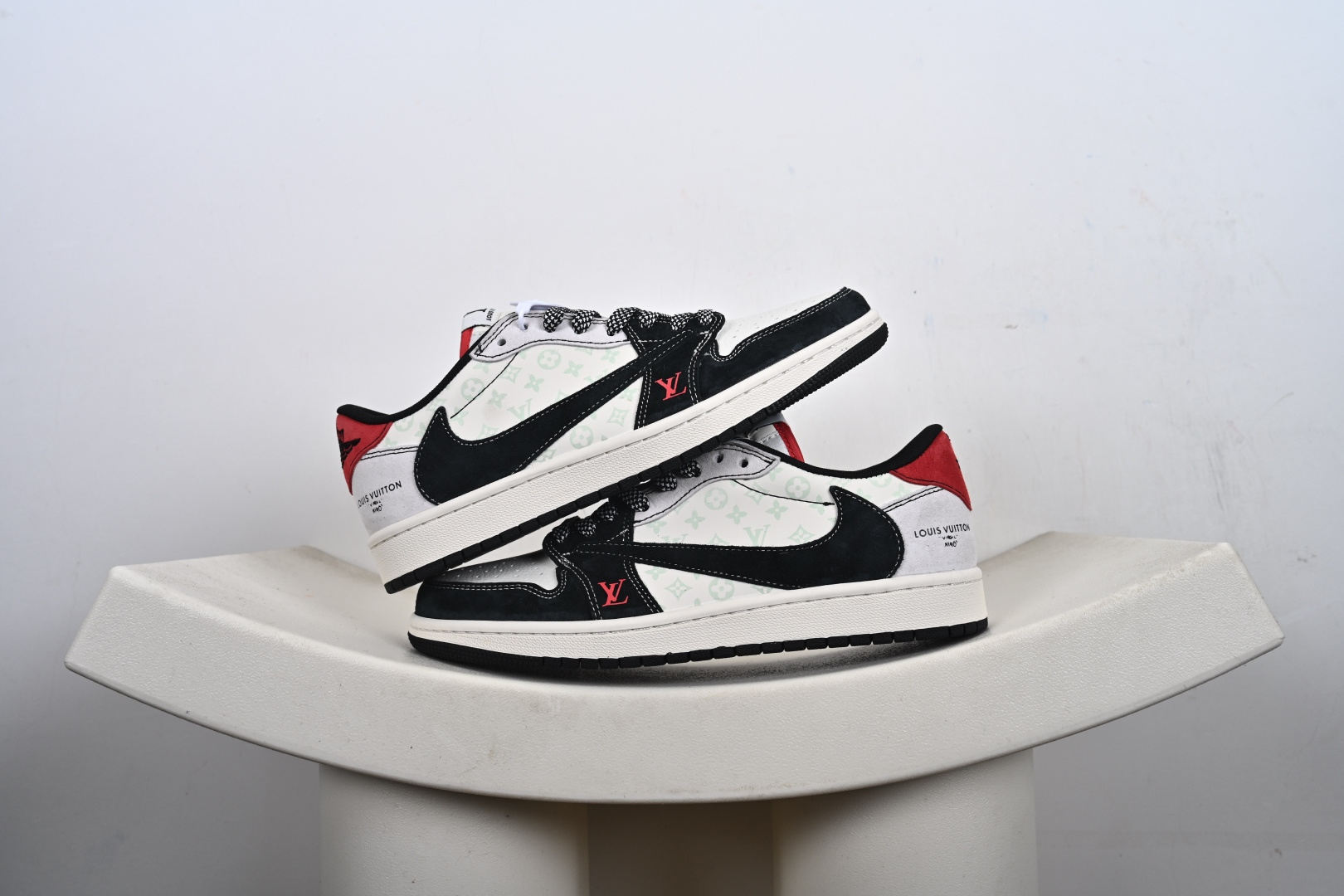 本地💰250支持放店
奢潮王炸联名！AJ1 Low x LV 重塑街头奢华新高度
 当Air Jordan 1 Low的传奇篮球基因邂逅Louis Vuitton的高奢匠心，这双CX5050-Y38联名款直接将街头潮流与顶奢美学的融合推至新巅峰！鞋身采用黑灰撞色的磨砂皮拼接设计，鞋侧大面积铺陈LV经典的浅绿老花暗纹，低调中暗藏奢牌身份；黑色Swoosh搭配鞋头的红色LV字母标识，红黑撞色瞬间点燃视觉张力，鞋后跟的红色皮质点缀与LV手写体字样，把联名细节拉满。黑白编织鞋带搭配做旧感的米白中底，既保留了AJ1 Low的复古街头质感，又凭借LV的精工设计赋予鞋款典藏级的奢华格调，CX5050-Y38专属货号更是成为潮流收藏圈的身份烙印。作为AJ与LV的重磅跨界之作，这双鞋不仅是脚踩的潮流单品，更是奢潮融合的艺术藏品。无论是日常炸街打造高奢街头造型，还是纳入鞋柜作为收藏硬通货，这双AJ1 Low x LV联名款都能让你在潮流圈层脱颖而出，堪称「把奢华穿在脚下的终极答案」！
码数：36 36.5 37.5 38 38.5 39 40 40.5 41 42 42.5 43 44 44.5 45-G1-F1