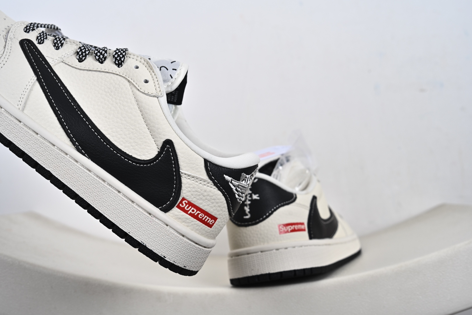 定制版 Nike Jordan Air Jordan倒勾 “ Supreme联名——经典黑” 高端定制 低帮 复古 减震 防滑 耐磨 篮球鞋 LD2028-064 定制版 Nike Jordan Air Jordan倒勾 “ Supreme联名——经典黑” 高端定制 低帮 复古 减震 防滑 耐磨 篮球鞋 LD2028-064