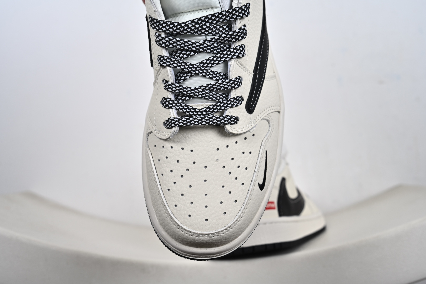 定制版 Nike Jordan Air Jordan倒勾 “ Supreme联名——经典黑” 高端定制 低帮 复古 减震 防滑 耐磨 篮球鞋 LD2028-064 定制版 Nike Jordan Air Jordan倒勾 “ Supreme联名——经典黑” 高端定制 低帮 复古 减震 防滑 耐磨 篮球鞋 LD2028-064