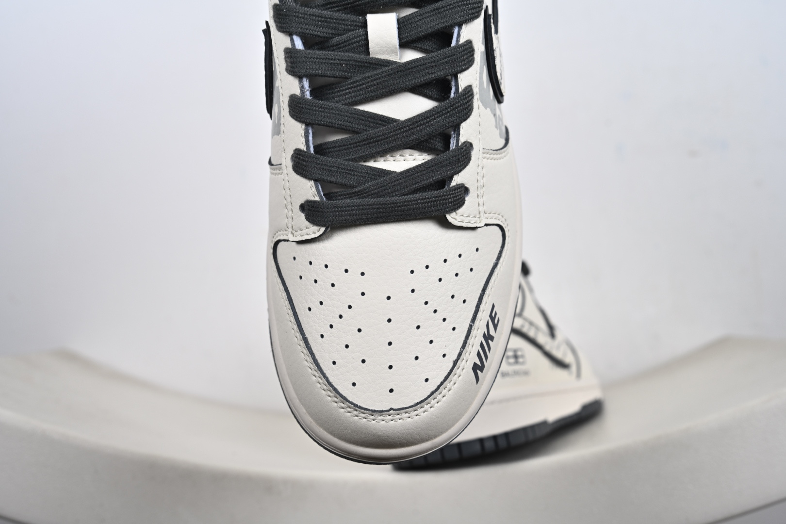 260 定制版 高端定制Nike SB Dunk Low “巴黎世家联名------白灰印花” 高端定制 低帮休闲板鞋 XD1588-246-Chinese UA Cheap High Quatity Brand Clothes Bags handbags Sneakers wholesale wholesaler seller from China Factory suppliers Fashion Clothing Shoes best Quality Beautiful Price 260 定制版 高端定制Nike SB Dunk Low “巴黎世家联名------白灰印花” 高端定制 低帮休闲板鞋 XD1588-246