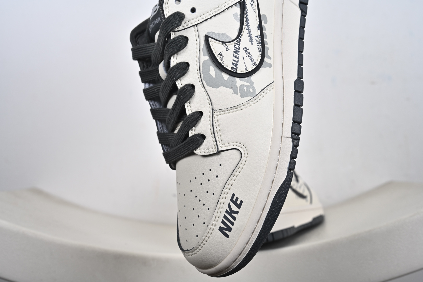 260 定制版 高端定制Nike SB Dunk Low “巴黎世家联名------白灰印花” 高端定制 低帮休闲板鞋 XD1588-246-Chinese UA Cheap High Quatity Brand Clothes Bags handbags Sneakers wholesale wholesaler seller from China Factory suppliers Fashion Clothing Shoes best Quality Beautiful Price 260 定制版 高端定制Nike SB Dunk Low “巴黎世家联名------白灰印花” 高端定制 低帮休闲板鞋 XD1588-246