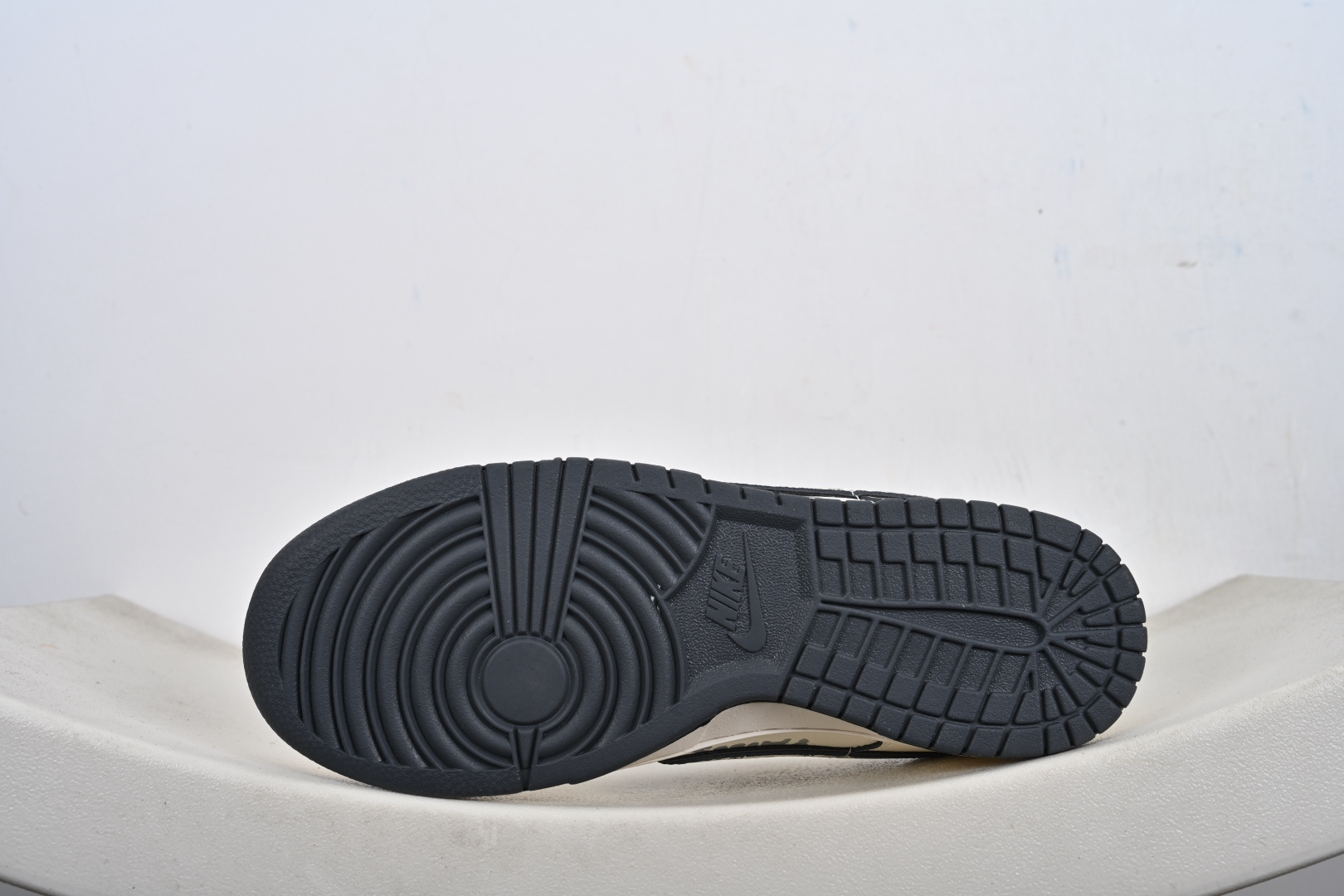 260 定制版 高端定制Nike SB Dunk Low “巴黎世家联名------白灰印花” 高端定制 低帮休闲板鞋 XD1588-246-Chinese UA Cheap High Quatity Brand Clothes Bags handbags Sneakers wholesale wholesaler seller from China Factory suppliers Fashion Clothing Shoes best Quality Beautiful Price 260 定制版 高端定制Nike SB Dunk Low “巴黎世家联名------白灰印花” 高端定制 低帮休闲板鞋 XD1588-246