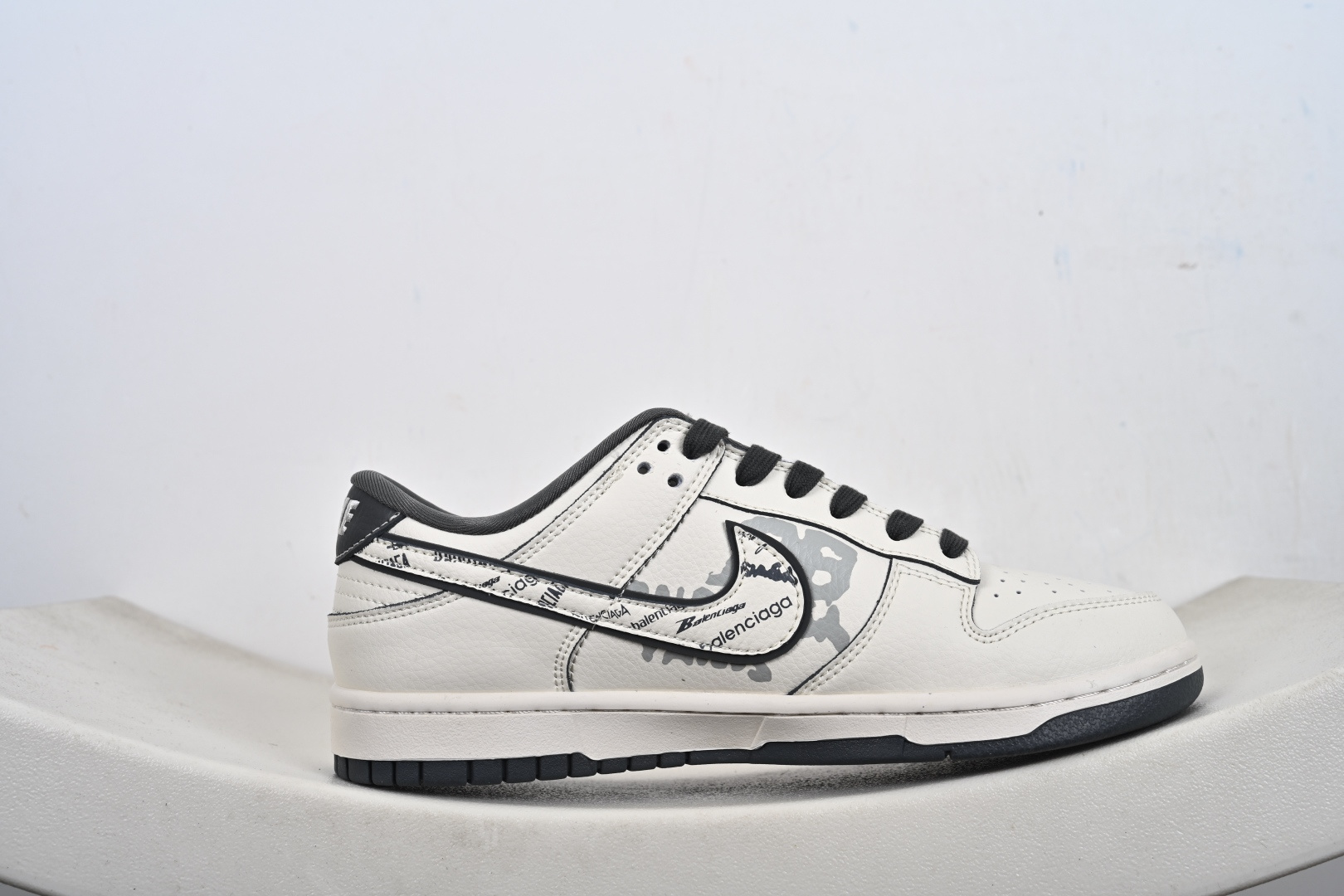260 定制版 高端定制Nike SB Dunk Low “巴黎世家联名------白灰印花” 高端定制 低帮休闲板鞋 XD1588-246-Chinese UA Cheap High Quatity Brand Clothes Bags handbags Sneakers wholesale wholesaler seller from China Factory suppliers Fashion Clothing Shoes best Quality Beautiful Price 260 定制版 高端定制Nike SB Dunk Low “巴黎世家联名------白灰印花” 高端定制 低帮休闲板鞋 XD1588-246