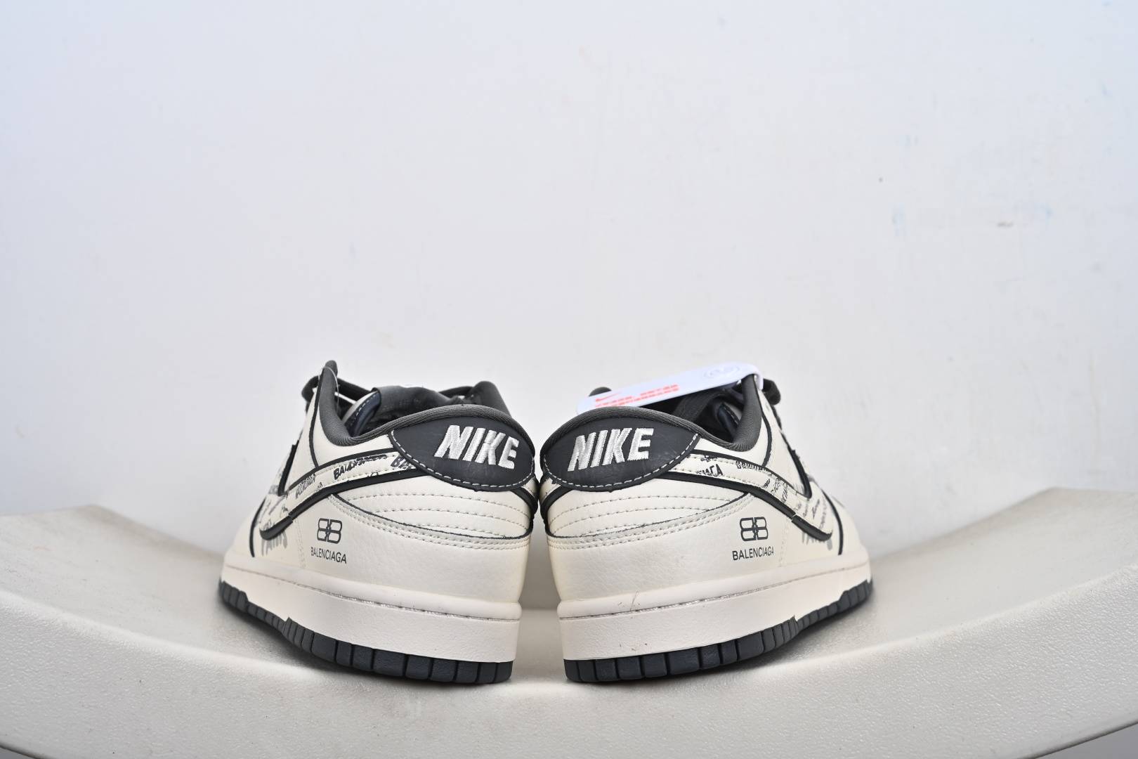 260 定制版 高端定制Nike SB Dunk Low “巴黎世家联名------白灰印花” 高端定制 低帮休闲板鞋 XD1588-246-Chinese UA Cheap High Quatity Brand Clothes Bags handbags Sneakers wholesale wholesaler seller from China Factory suppliers Fashion Clothing Shoes best Quality Beautiful Price 260 定制版 高端定制Nike SB Dunk Low “巴黎世家联名------白灰印花” 高端定制 低帮休闲板鞋 XD1588-246