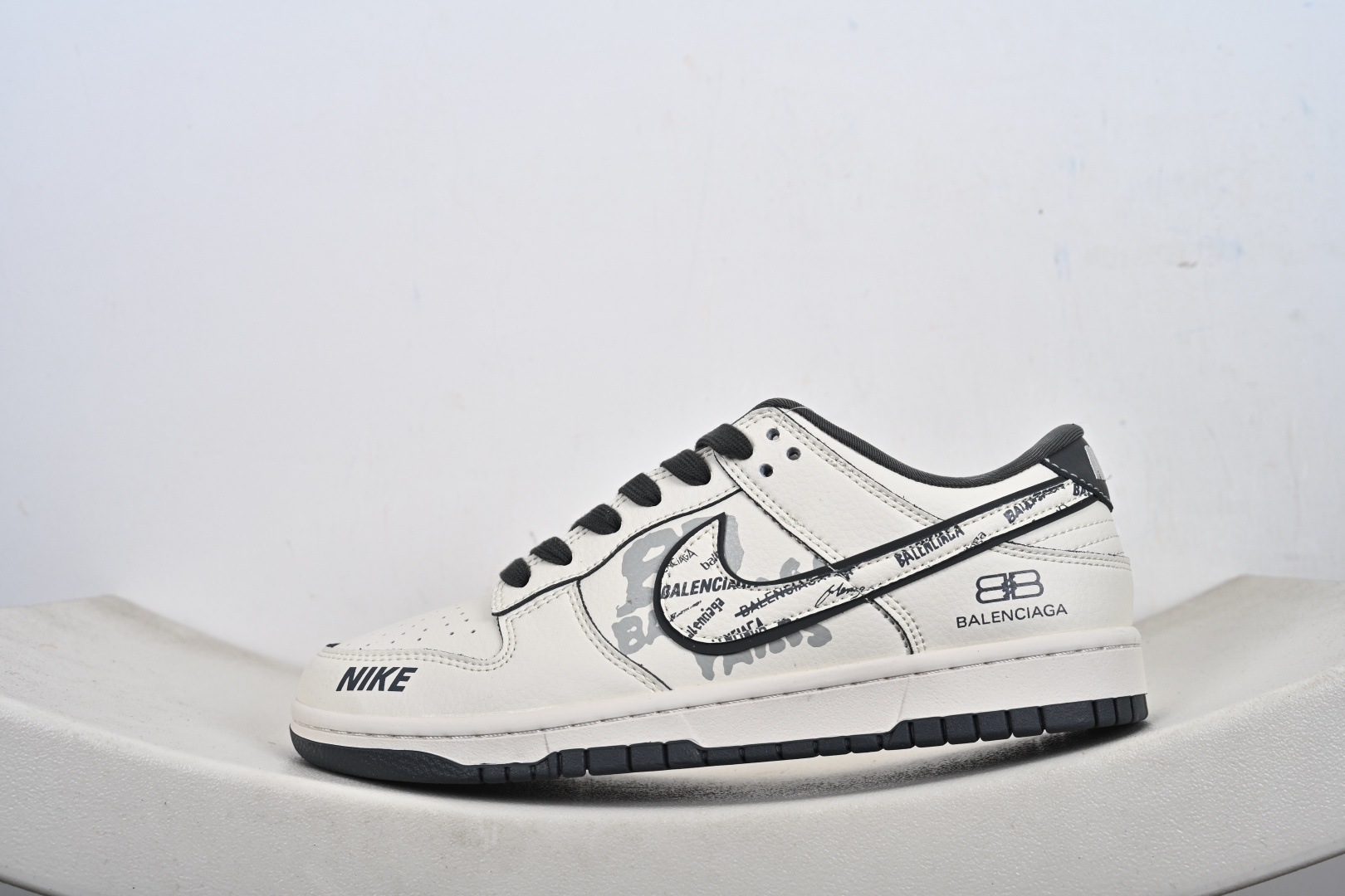 260 定制版 高端定制Nike SB Dunk Low “巴黎世家联名------白灰印花” 高端定制 低帮休闲板鞋 XD1588-246-Chinese UA Cheap High Quatity Brand Clothes Bags handbags Sneakers wholesale wholesaler seller from China Factory suppliers Fashion Clothing Shoes best Quality Beautiful Price 260 定制版 高端定制Nike SB Dunk Low “巴黎世家联名------白灰印花” 高端定制 低帮休闲板鞋 XD1588-246