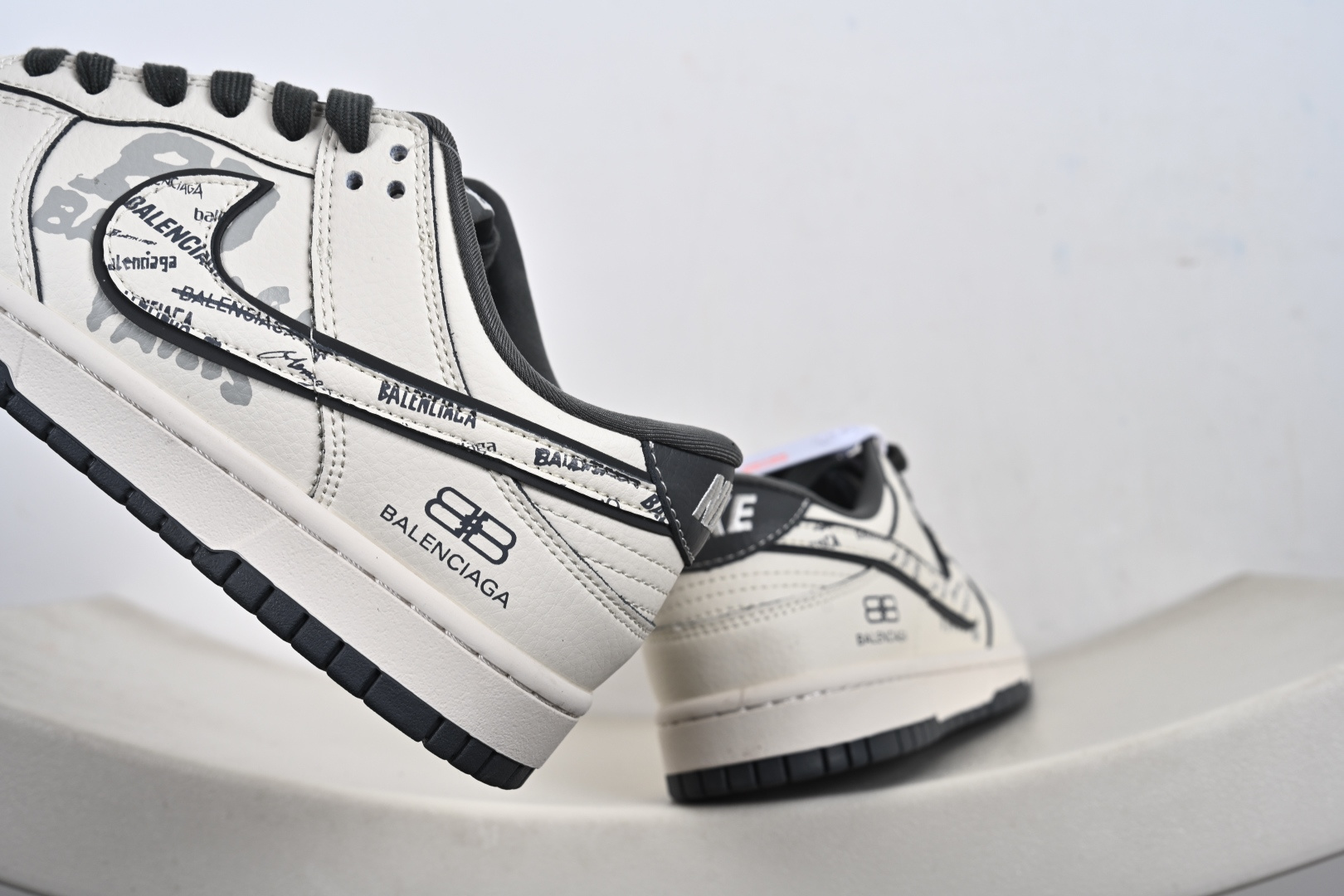 260 定制版 高端定制Nike SB Dunk Low “巴黎世家联名------白灰印花” 高端定制 低帮休闲板鞋 XD1588-246-Chinese UA Cheap High Quatity Brand Clothes Bags handbags Sneakers wholesale wholesaler seller from China Factory suppliers Fashion Clothing Shoes best Quality Beautiful Price 260 定制版 高端定制Nike SB Dunk Low “巴黎世家联名------白灰印花” 高端定制 低帮休闲板鞋 XD1588-246