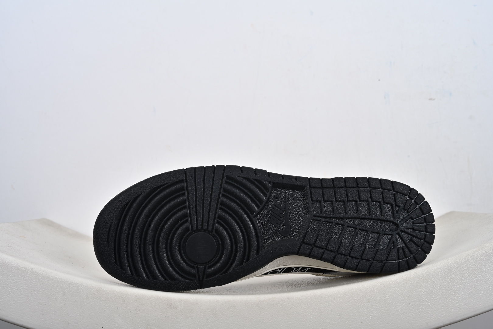260 Nike SB Dunk Low Dior联名 纯 DN3168-021