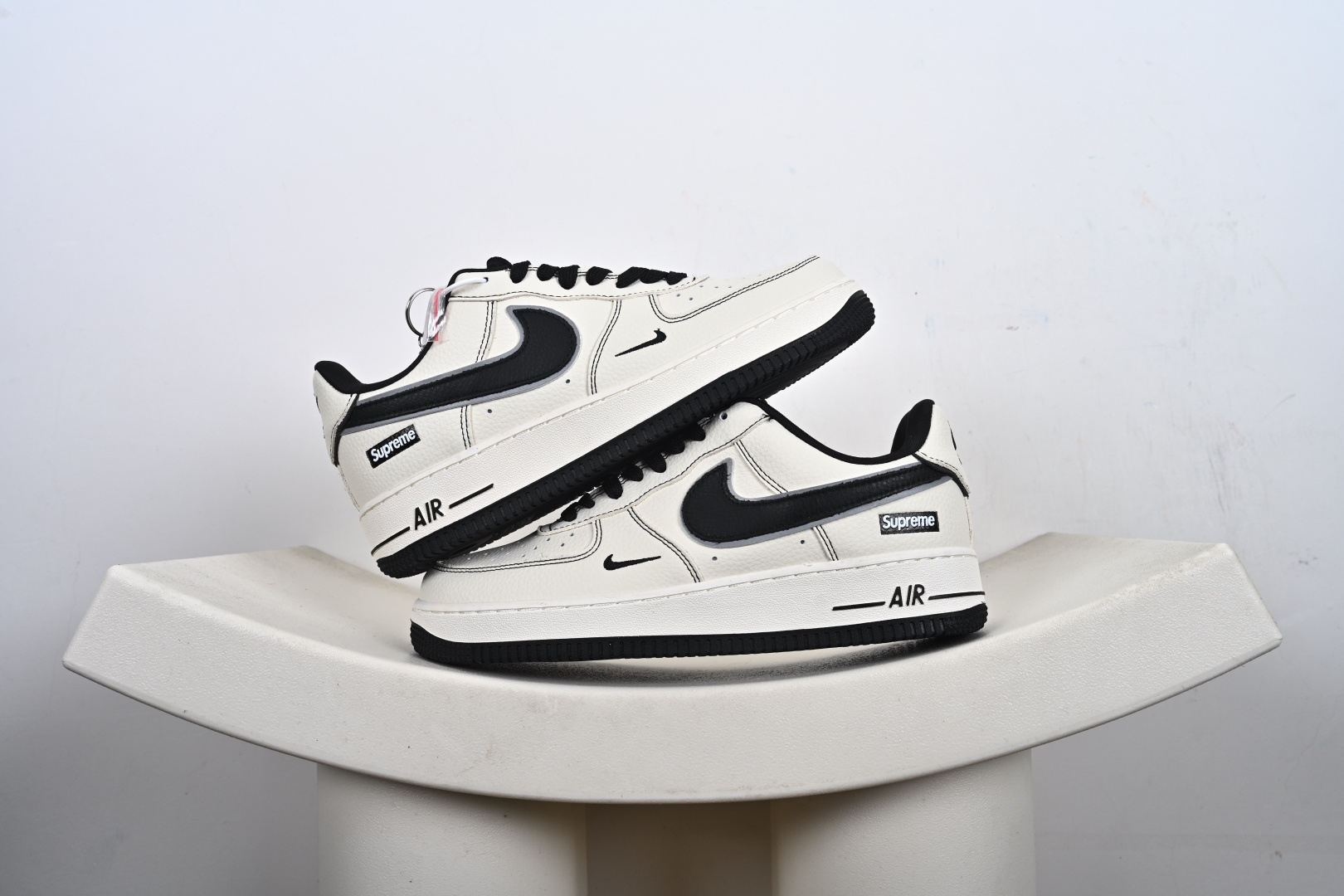 本地💰250优势放店
【定制版】公司级NIke Air Force 1 '07 Low “Supreme联名-经典黑”空军一号 低帮 运动鞋 休闲鞋 折边针车 工艺难度大 原楦头原纸板 原装鞋盒 定制五金配件 内置全掌气垫 原厂鞋底 
货号：DD1982-337
Size：36 36.5 37.5 38 38.5 39 40 40.5 41 42 42.5 43 44 44.5 45-T1-F1