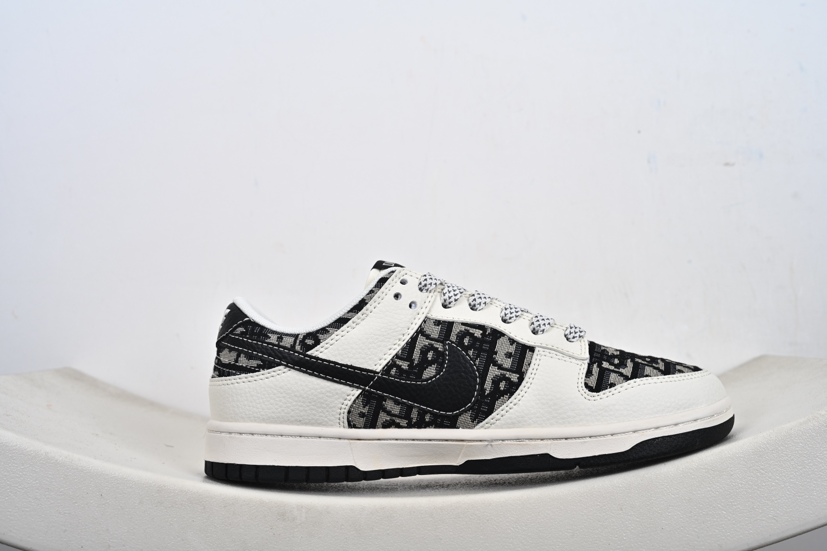 定制版Nike SB Dunk Low 高定端制 低休帮闲板鞋 HS1239-007