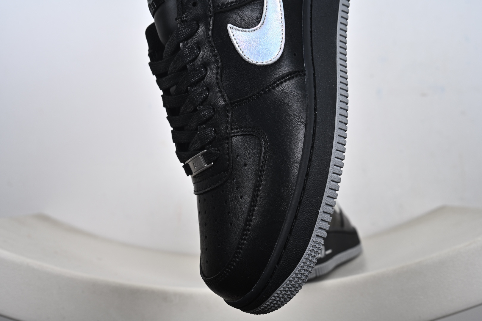 定制版 Nike Air Force 1 '07 Low 空军一号低帮运动板鞋 镭射黑灰 FZ0627-010 定制版 Nike Air Force 1 '07 Low 空军一号低帮运动板鞋 镭射黑灰 FZ0627-010