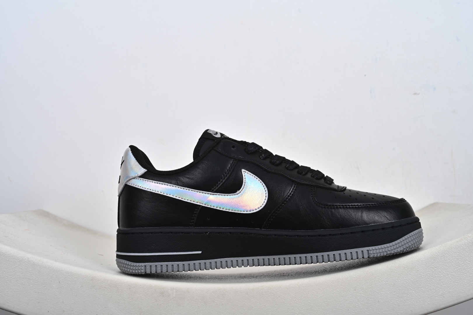定制版 Nike Air Force 1 '07 Low 空军一号低帮运动板鞋 镭射黑灰 FZ0627-010 定制版 Nike Air Force 1 '07 Low 空军一号低帮运动板鞋 镭射黑灰 FZ0627-010