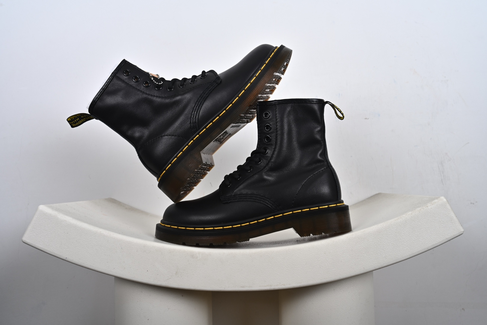 Dr.Martens 马汀博士经典款 马丁靴系列 哑光面 黑色硬皮 R11822202 Dr.Martens 马汀博士经典款 马丁靴系列 哑光面 黑色硬皮 R11822202