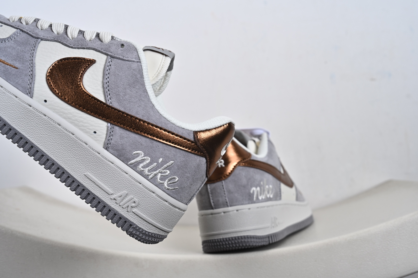 240 定制版 Nk Air Force 1 '07 Low 奶白灰金 空军一号低帮 运动鞋 休闲鞋 DV5477-007-Chinese UA Cheap High Quatity Brand Clothes Bags handbags Sneakers wholesale wholesaler seller from China Factory suppliers Fashion Clothing Shoes best Quality Beautiful Price 240 定制版 Nk Air Force 1 '07 Low 奶白灰金 空军一号低帮 运动鞋 休闲鞋 DV5477-007