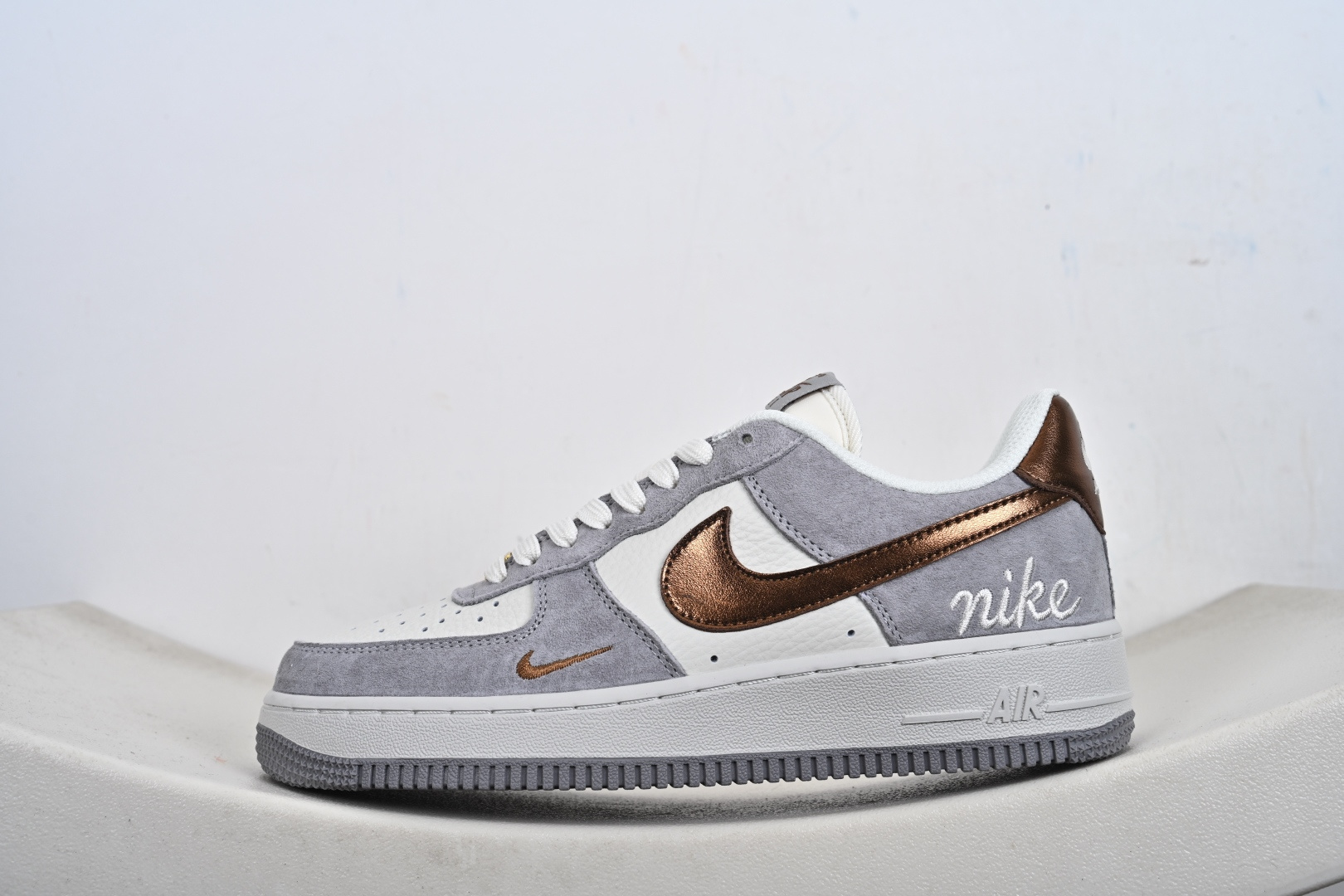 240 定制版 Nk Air Force 1 '07 Low 奶白灰金 空军一号低帮 运动鞋 休闲鞋 DV5477-007-Chinese UA Cheap High Quatity Brand Clothes Bags handbags Sneakers wholesale wholesaler seller from China Factory suppliers Fashion Clothing Shoes best Quality Beautiful Price 240 定制版 Nk Air Force 1 '07 Low 奶白灰金 空军一号低帮 运动鞋 休闲鞋 DV5477-007