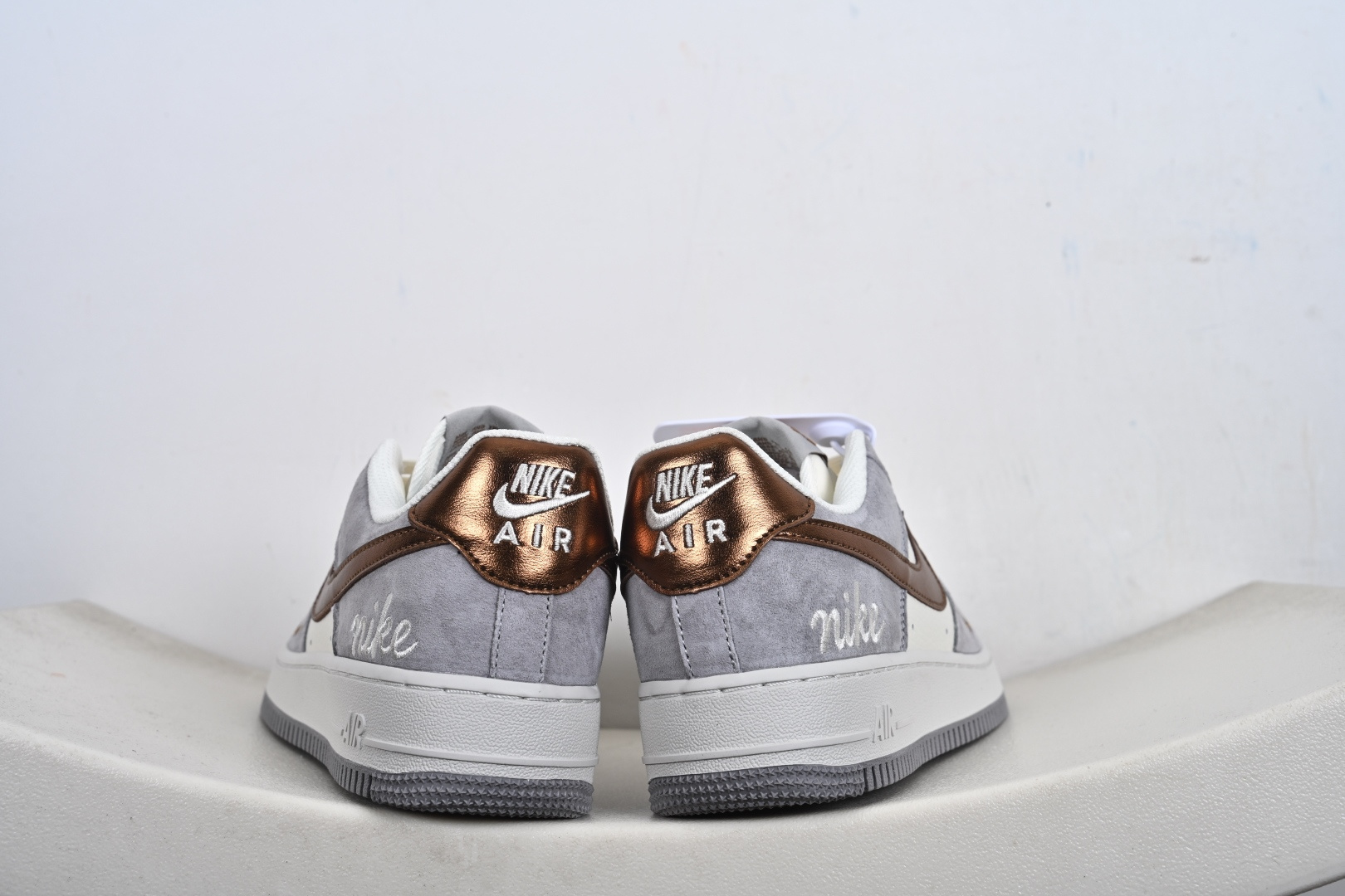 240 定制版 Nk Air Force 1 '07 Low 奶白灰金 空军一号低帮 运动鞋 休闲鞋 DV5477-007-Chinese UA Cheap High Quatity Brand Clothes Bags handbags Sneakers wholesale wholesaler seller from China Factory suppliers Fashion Clothing Shoes best Quality Beautiful Price 240 定制版 Nk Air Force 1 '07 Low 奶白灰金 空军一号低帮 运动鞋 休闲鞋 DV5477-007